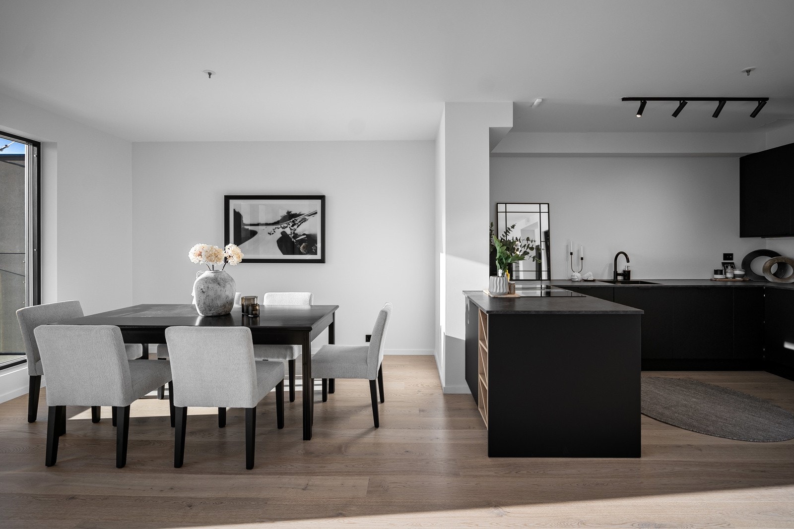 Mulighet for romslig spisestue med flott utsikt Galleribilde