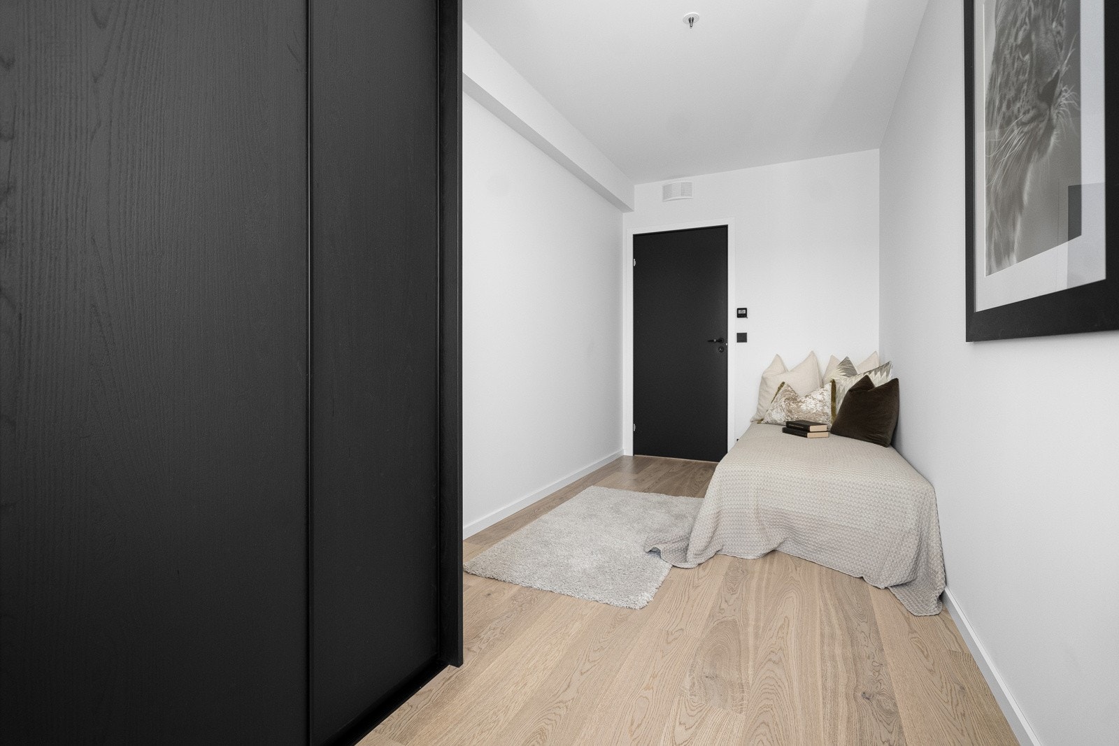 Sov 2, med utgang til overbygget veranda med meget gode solforhold og flott utsikt. Galleribilde