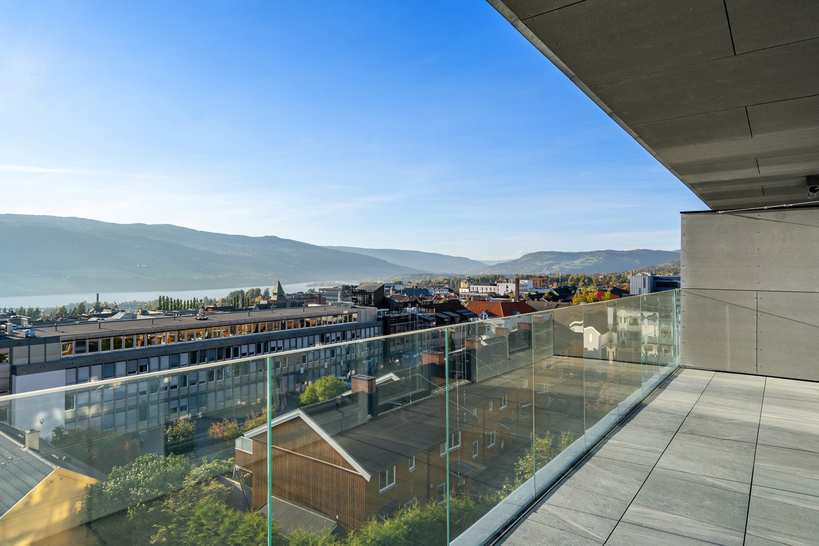 Romslig overbygget veranda Galleribilde