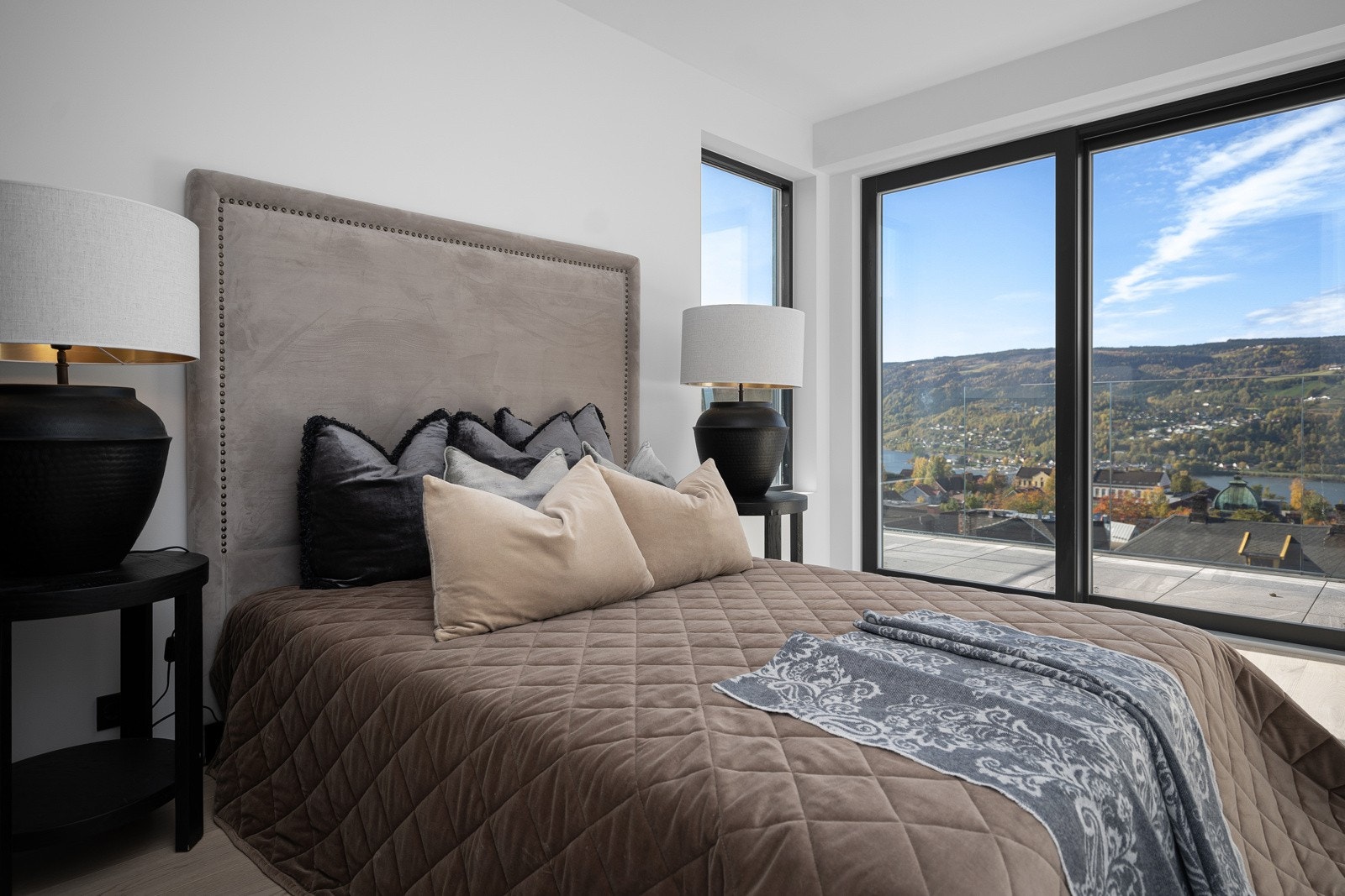 Fantastisk utsikt fra hovedsoverom Galleribilde