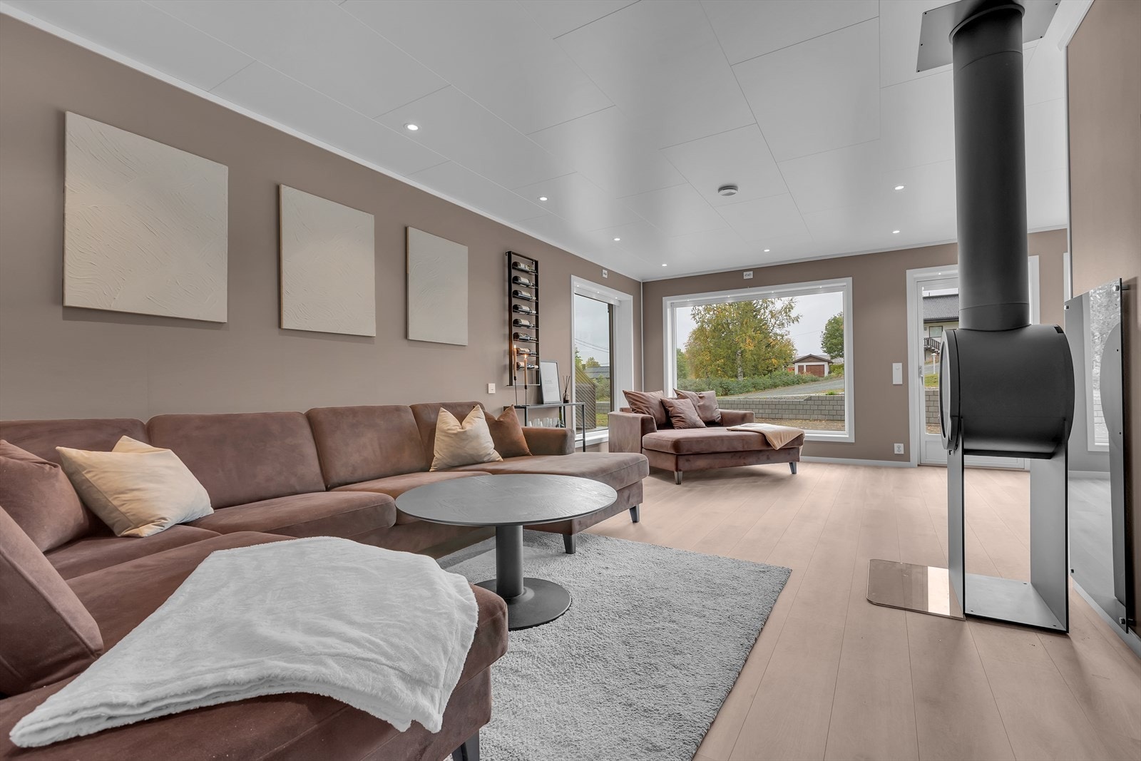 Stuen byr på store vinduer med mye lysinnslipp Galleribilde