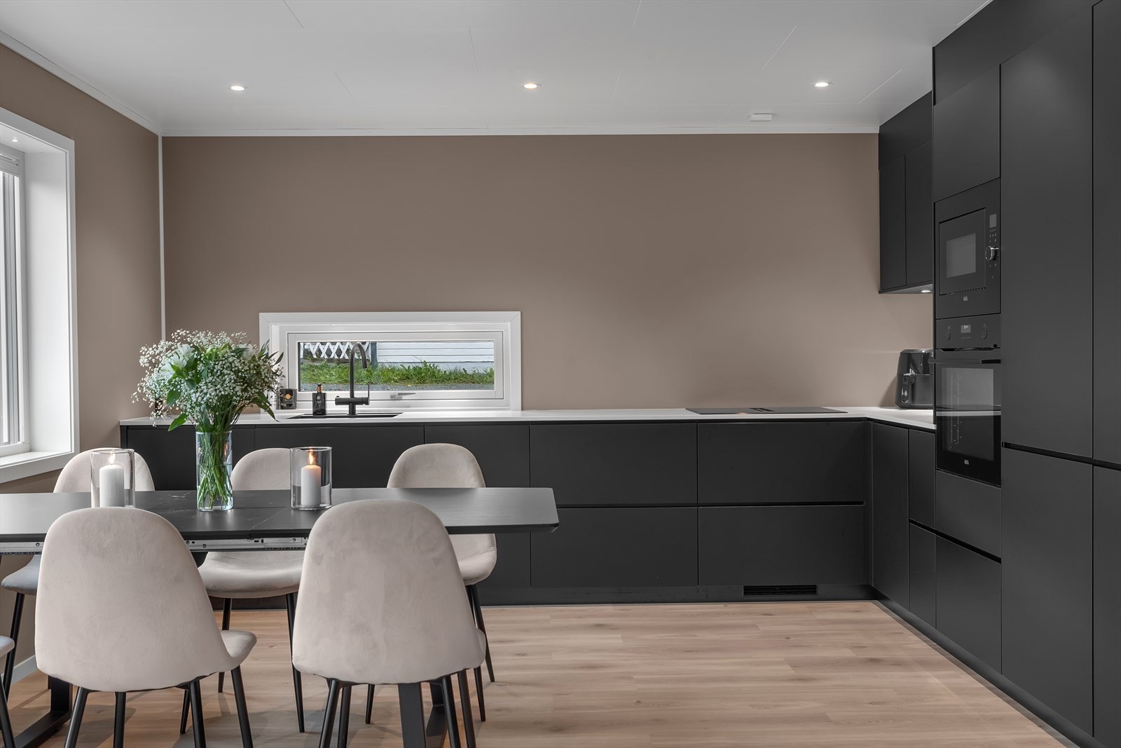 Kjøkken fra Kvik i sort matt finish Galleribilde