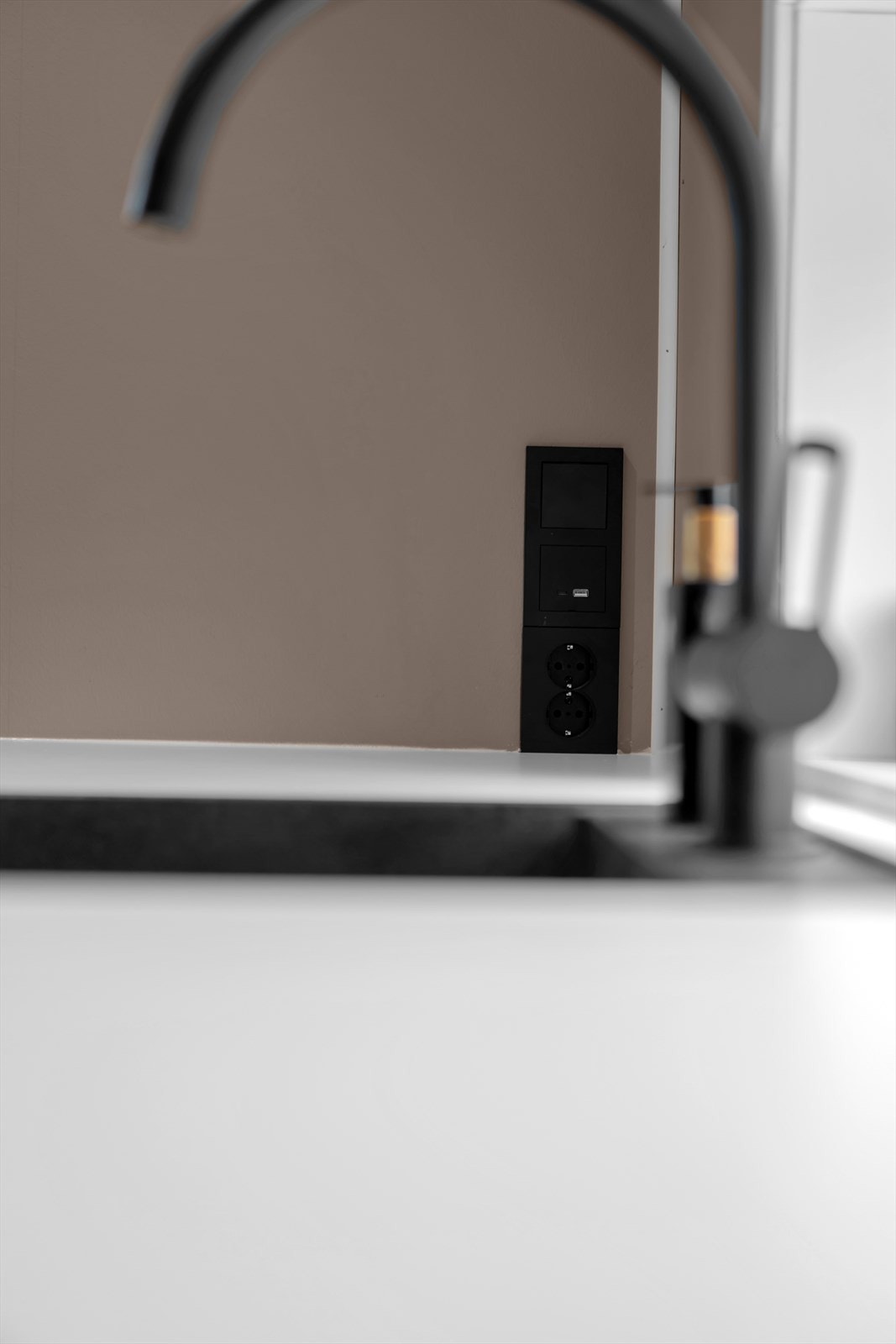 Sorte detaljer rundt om Galleribilde