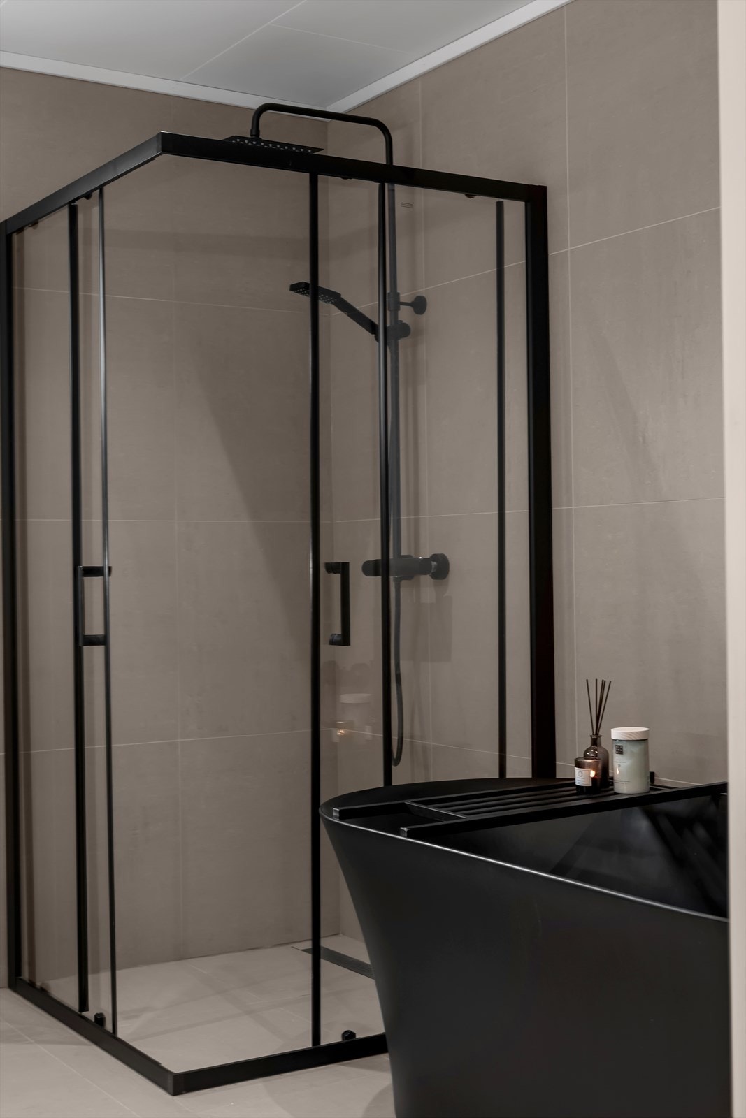 Matchende kabinett og badekar Galleribilde