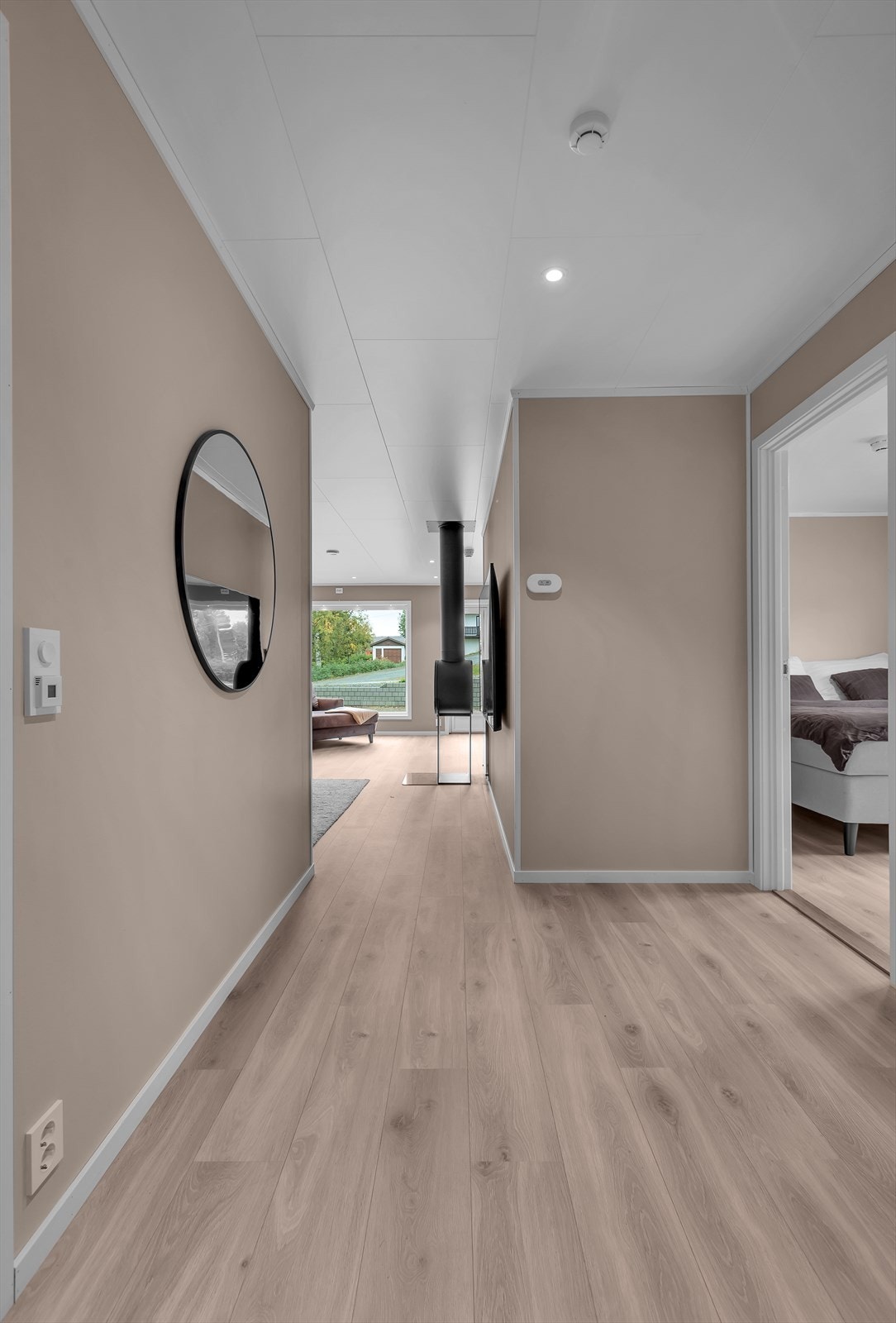 Lekre farge- og materialvalg i hele boligen Galleribilde