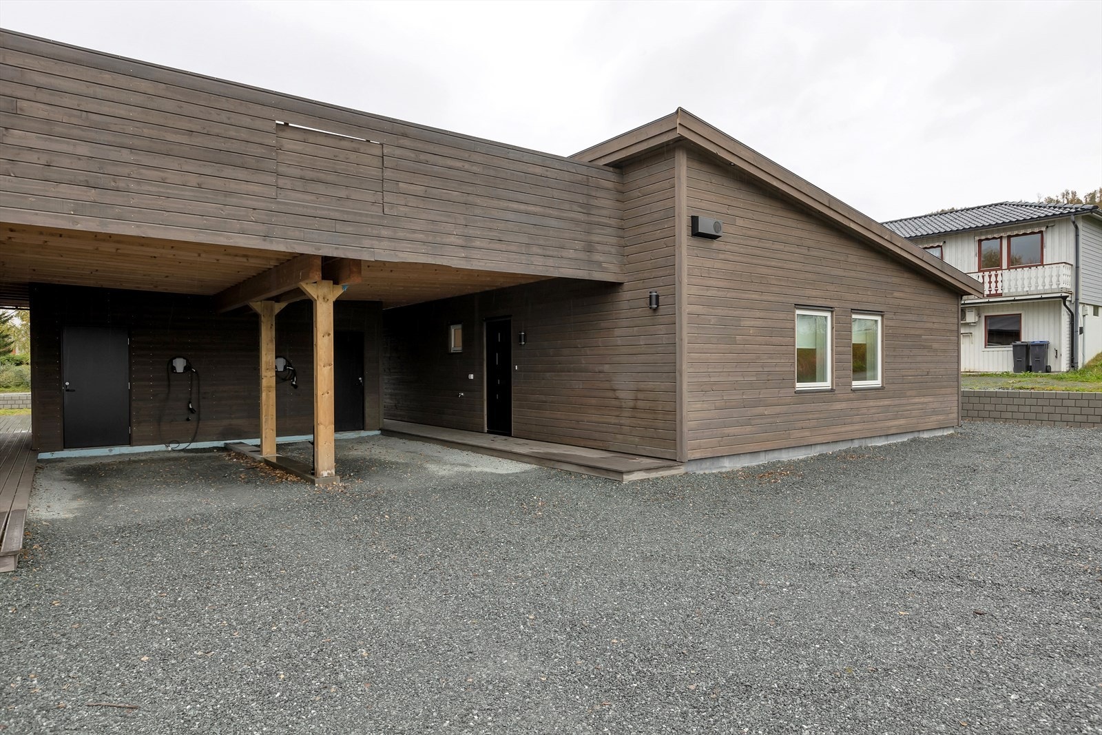Parkering i carport like utenfor døra Galleribilde