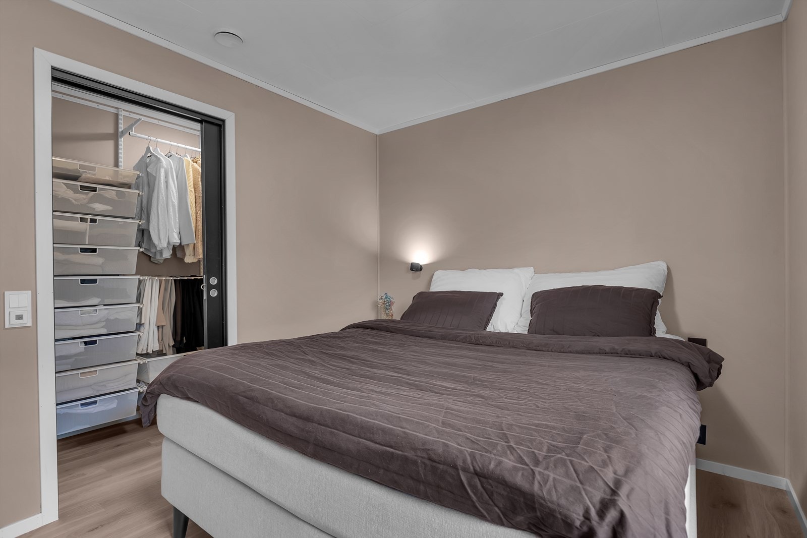 med walk in-closet Galleribilde