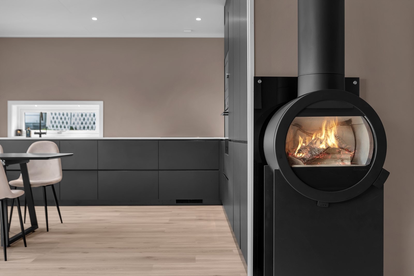 Moderne peisovn i pen utførelse Galleribilde