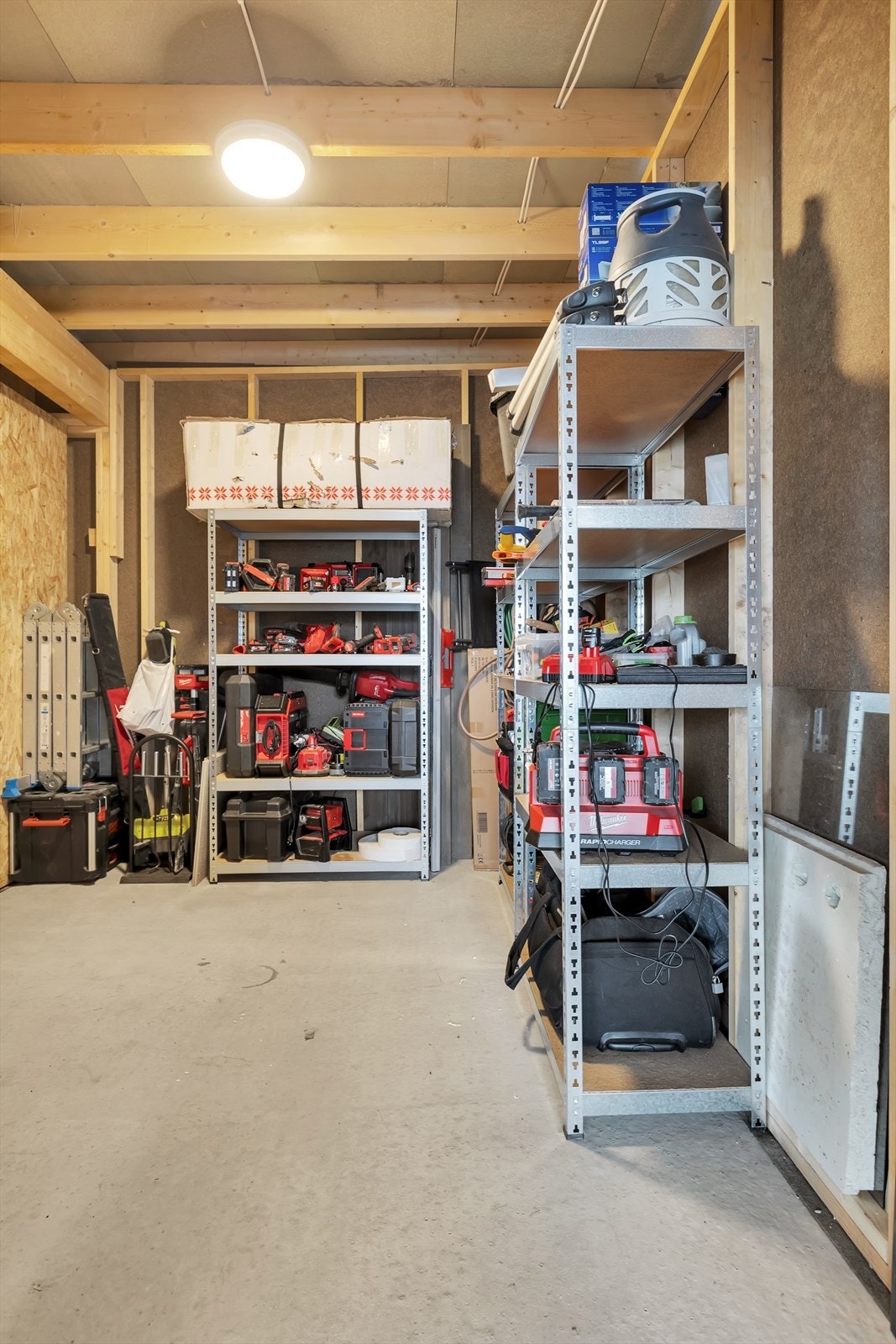 Utebod bak carport Galleribilde