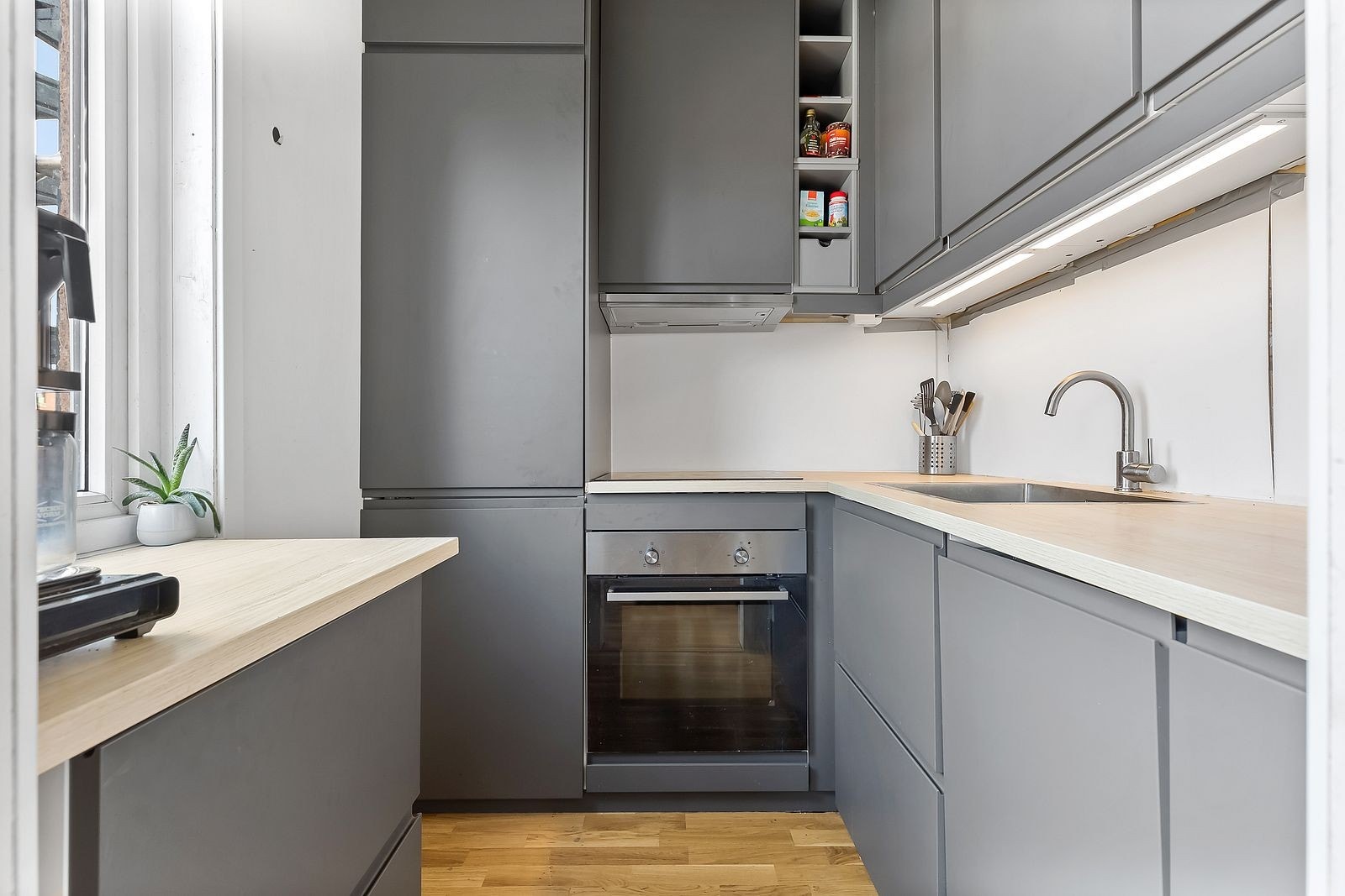 Moderne kjøkken med integrerte hvitevarer Galleribilde