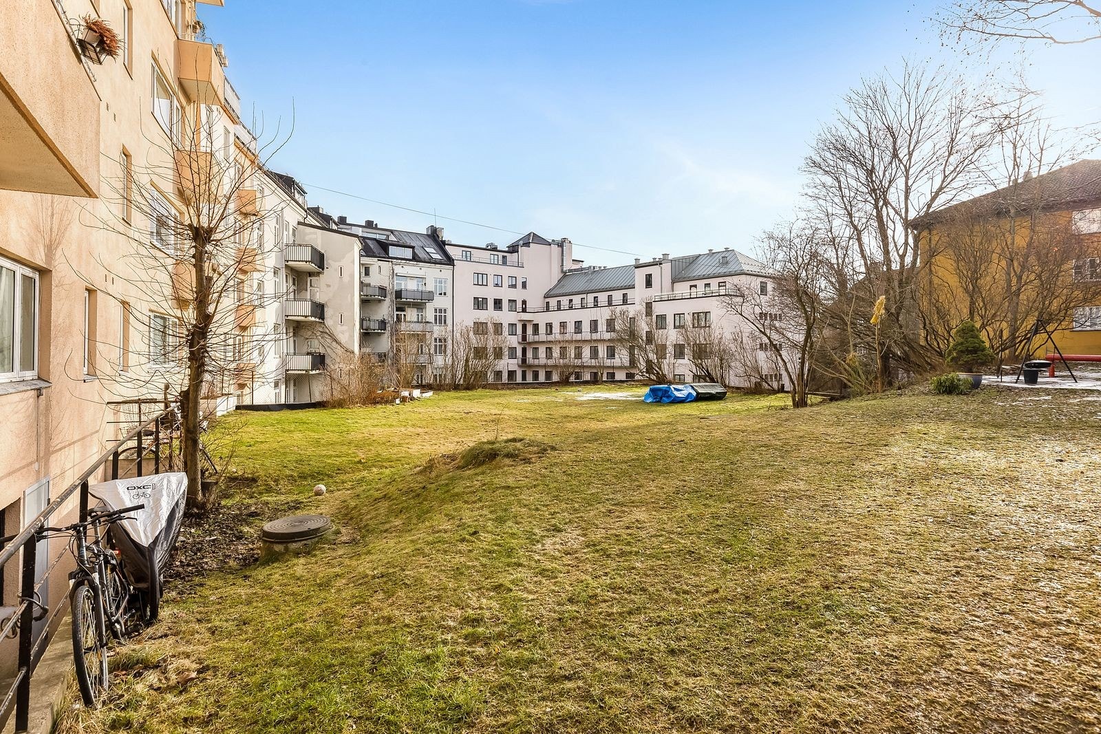 Hyggelig bakgård Galleribilde