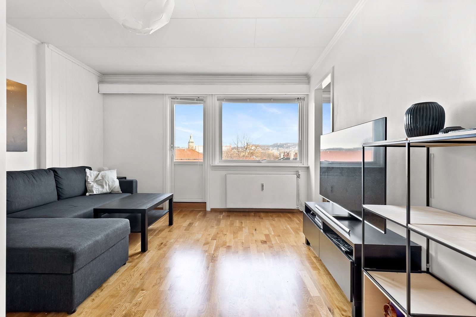 Lys stue med utgang til liten balkong Galleribilde