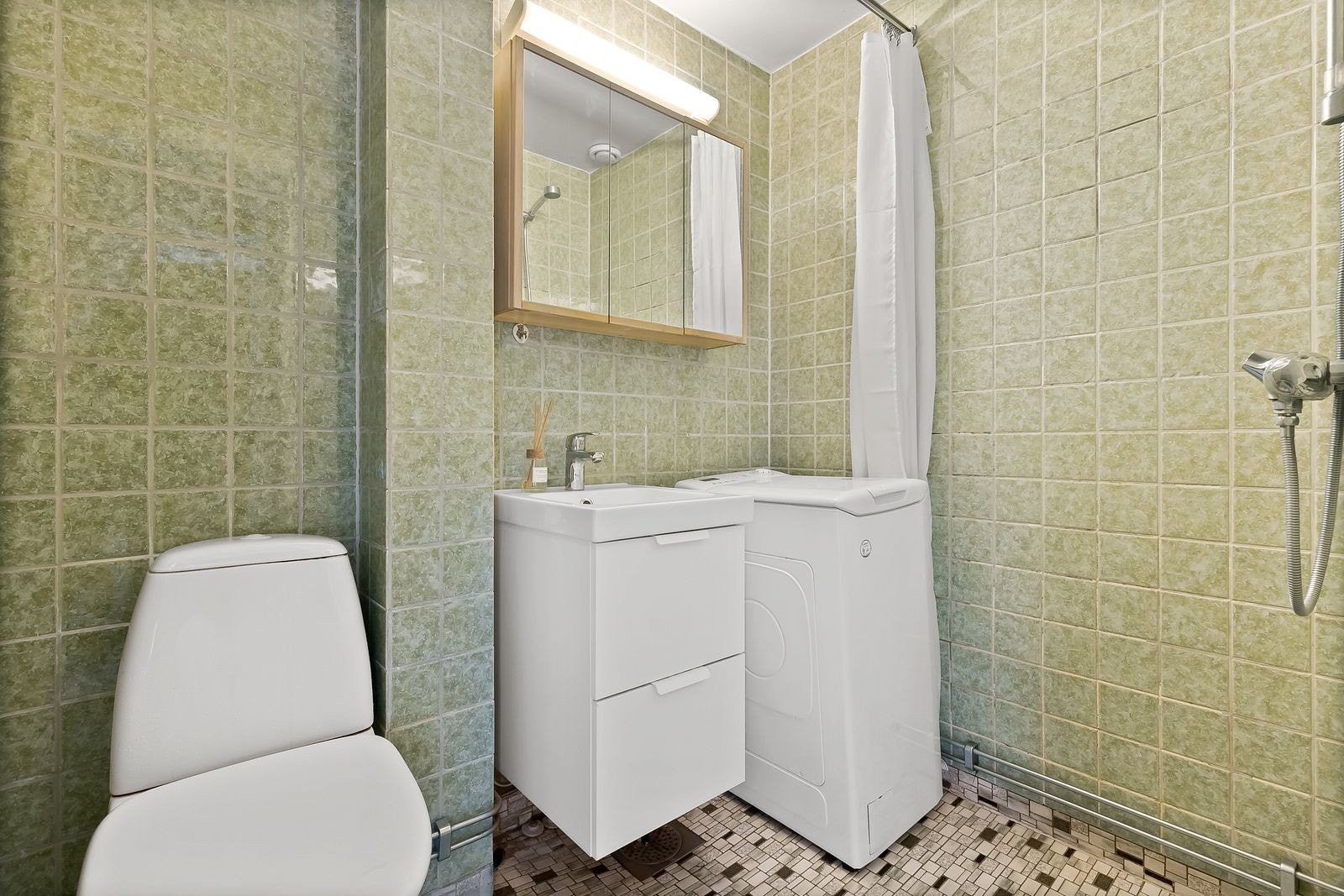 Bad med vaskemaskin Galleribilde