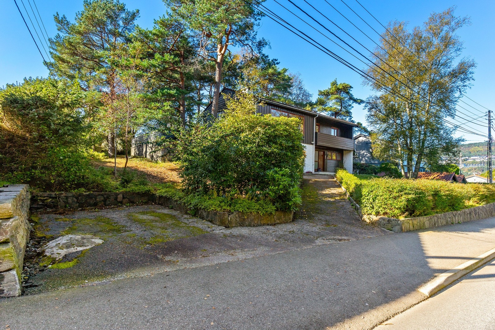 Her er både biloppstillingplass og en enkel garasje på egen tomt Galleribilde