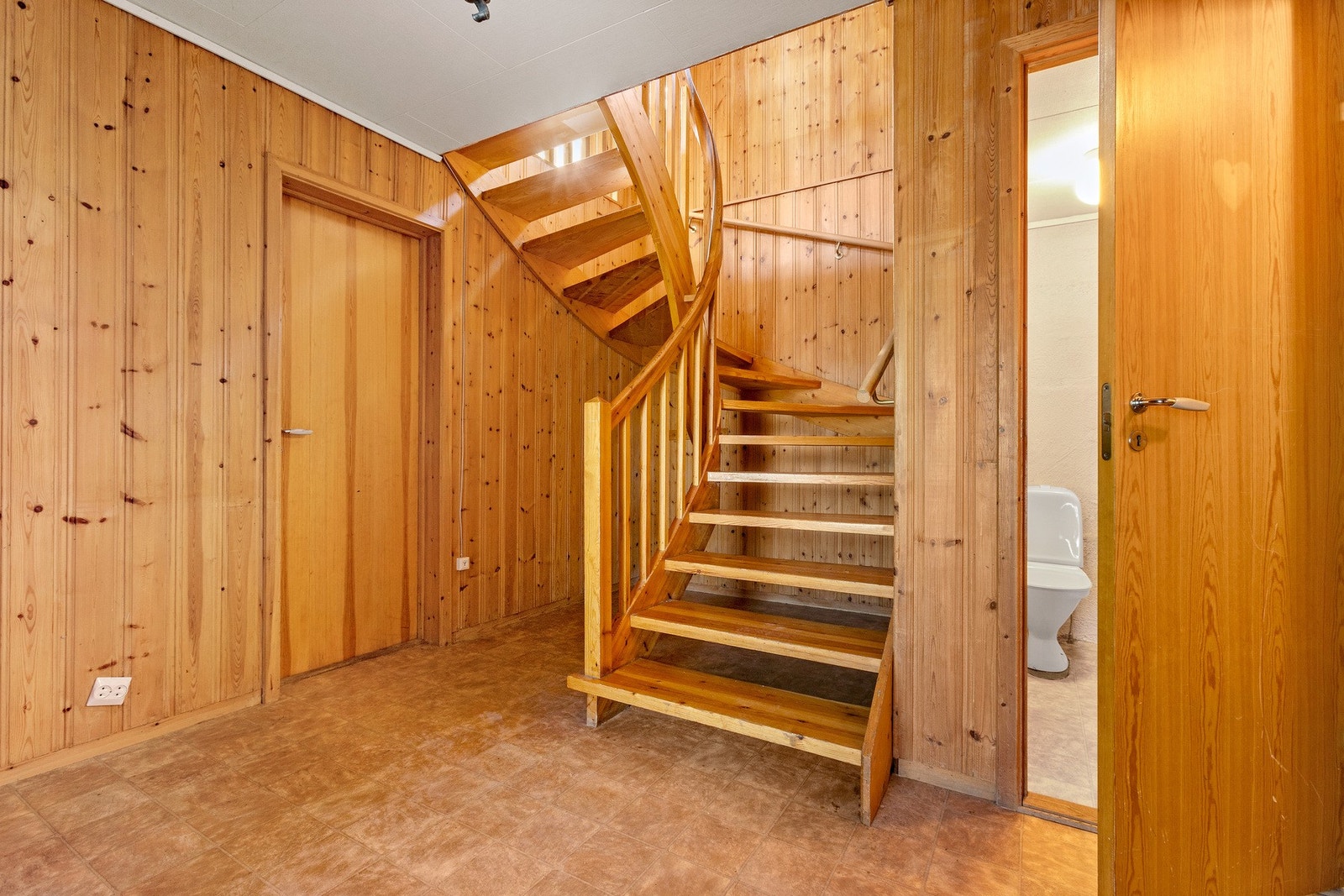 Lenoleum på gulv og panel på vegger. Åpent trappehus til 2. etasje Galleribilde