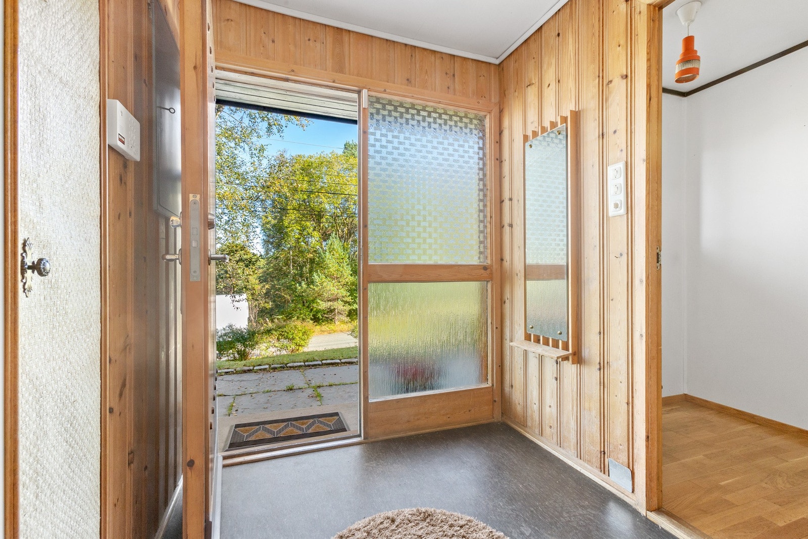 Lys entrè med overgang til en større gang/hall Galleribilde