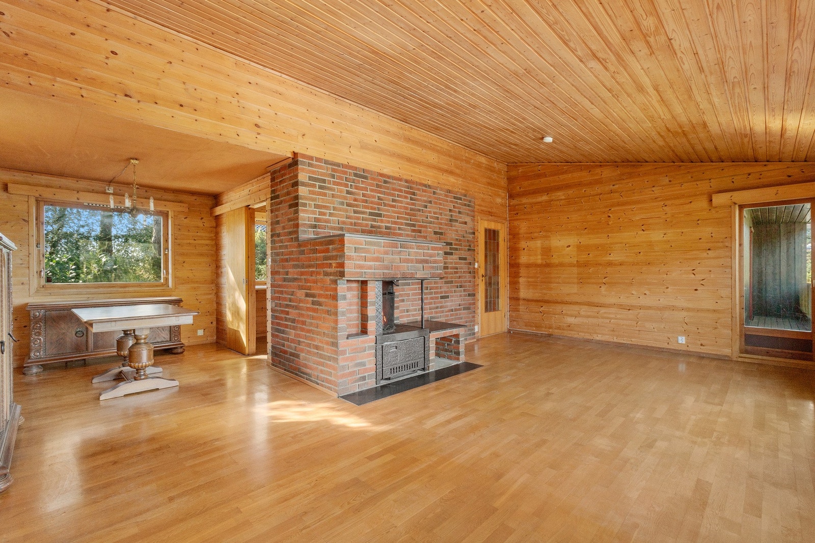 Vinkelstue er enkel å innrede i flere avdelinger. Stuen har også utgang til altan Galleribilde