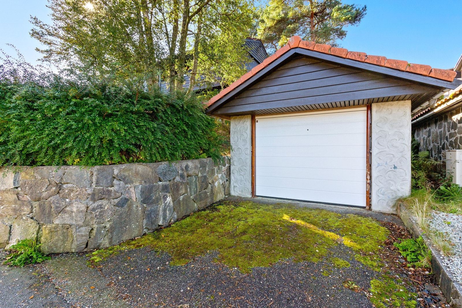 Garasje med aut. port Galleribilde