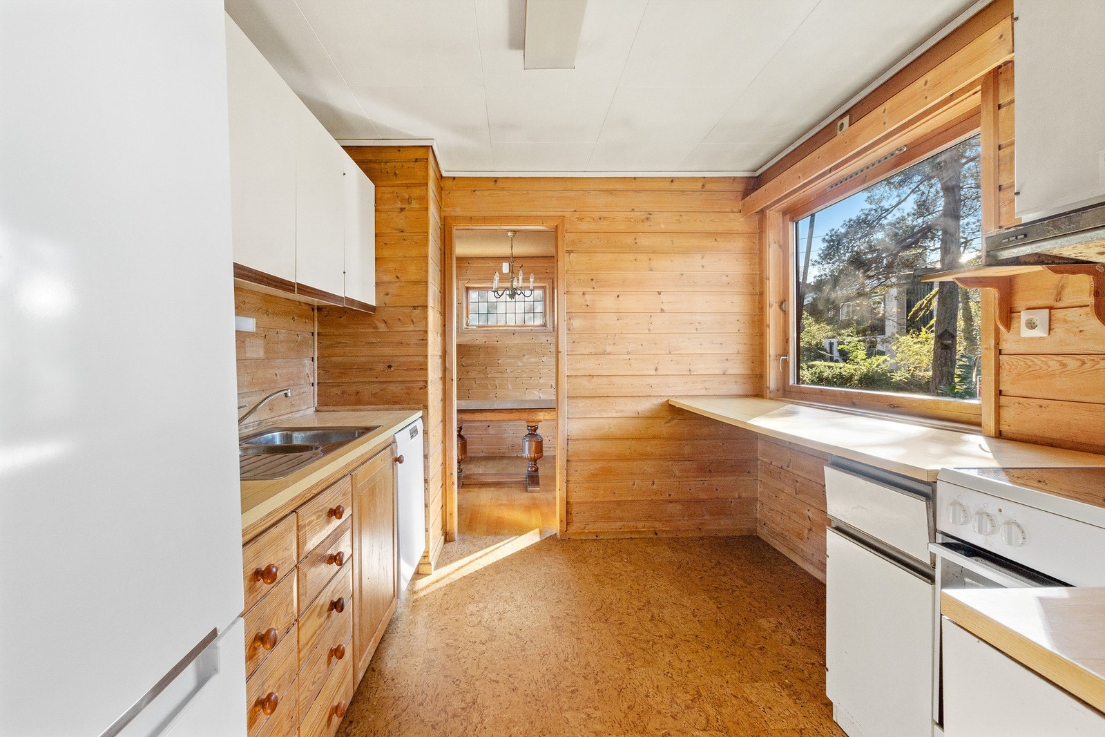 Kjøkken med utsikt mot hage Galleribilde