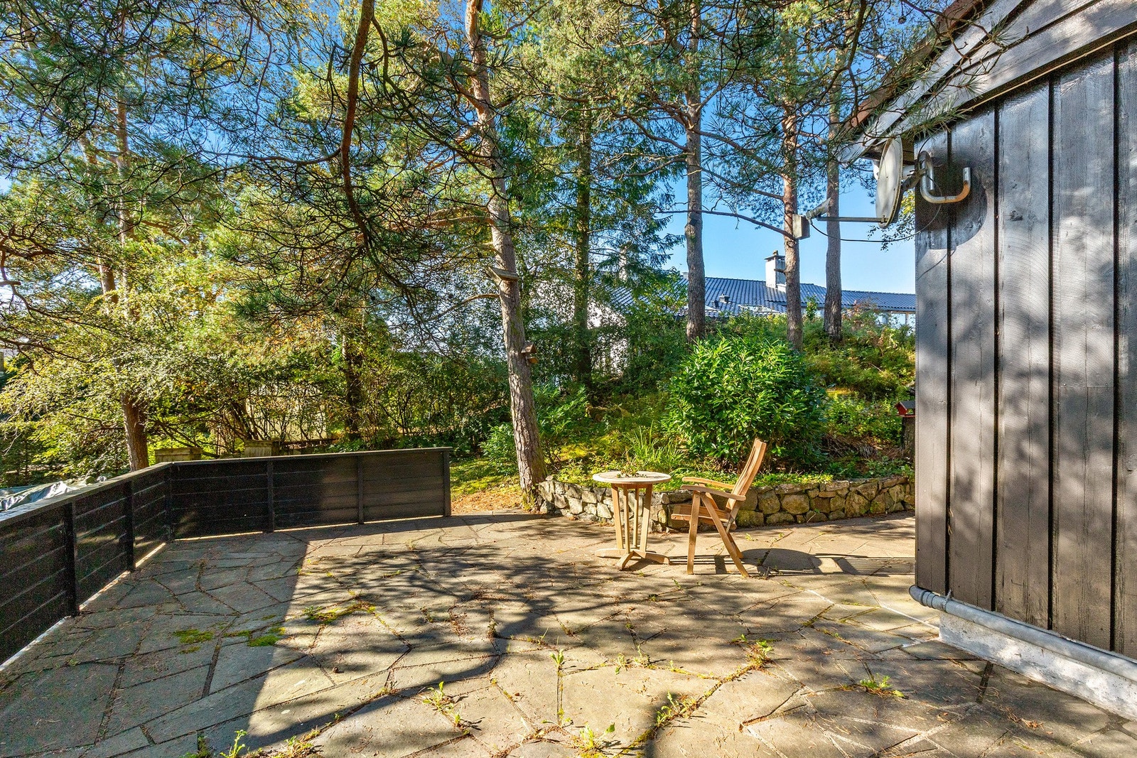 Stor, skiferbelagt uteplass i bakkant av boligen Galleribilde