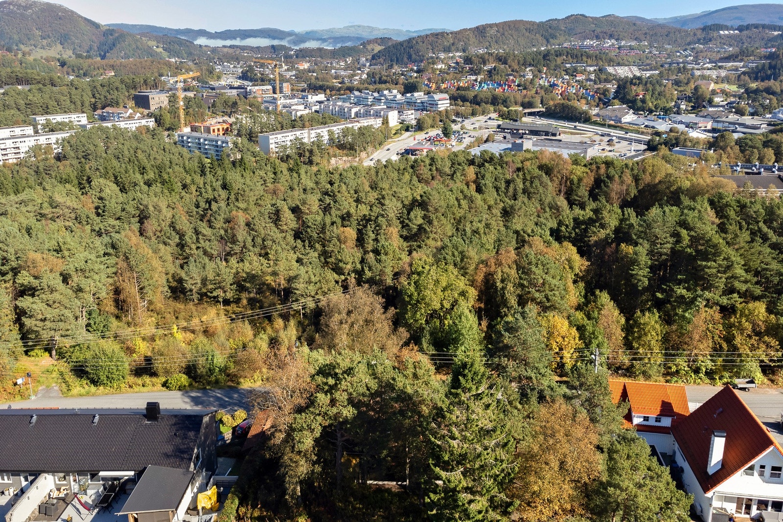 Her bor man i et rolig nabolag, likevel med gangavstand til Åsane Senter og Åsane Bussterminal. 15min kjøretur til sentrum Galleribilde