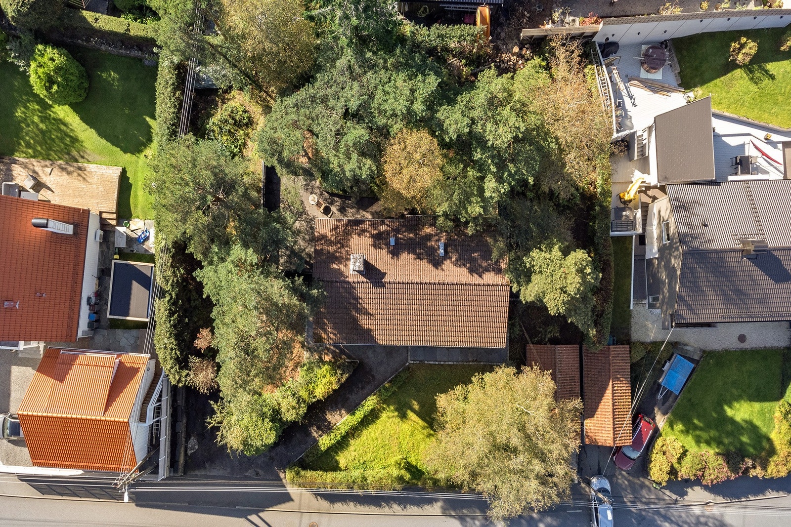 Tomten er på ca. 1084kvm. Også denne har et stort potensial for videre opparbeidelse Galleribilde