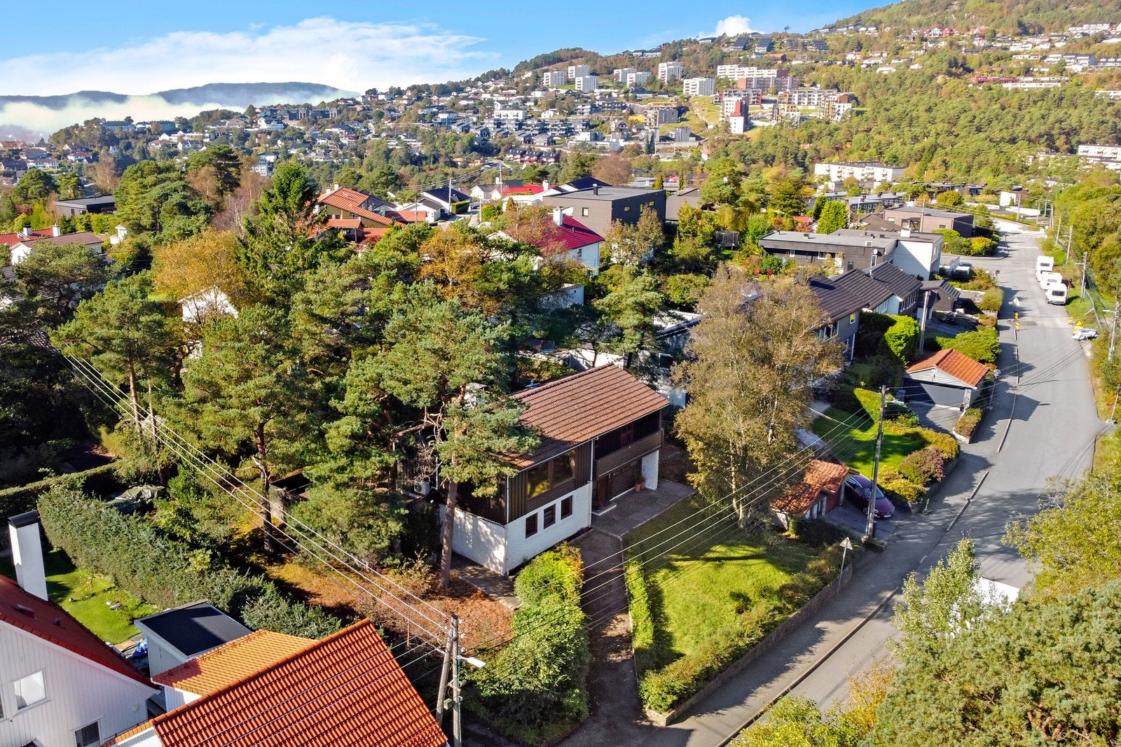 Boligen har en attraktiv plassering i et veletablert, rolig nabolag. Like ved barneskole og flere barnehager Galleribilde