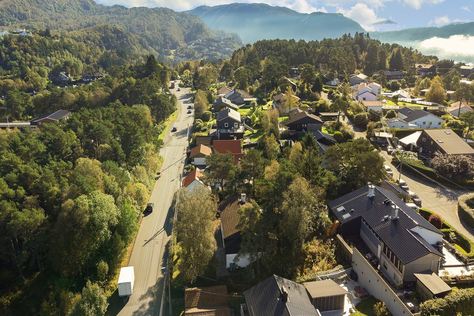Ulsetskogen har nærhet til fine skogsområder ved Åstveitskogen samt fjellturer som f.eks Rollandsfjellet eller Geitanuken Galleribilde