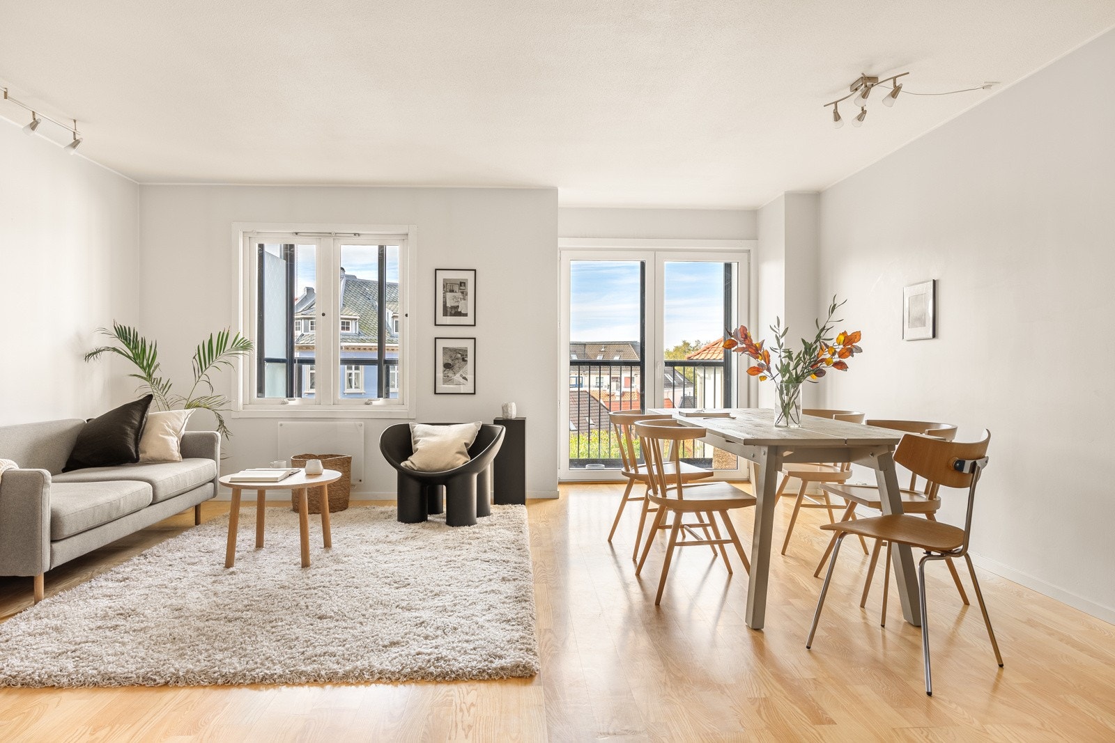 Gulvet er kledd i et flott parkettgulv. Galleribilde