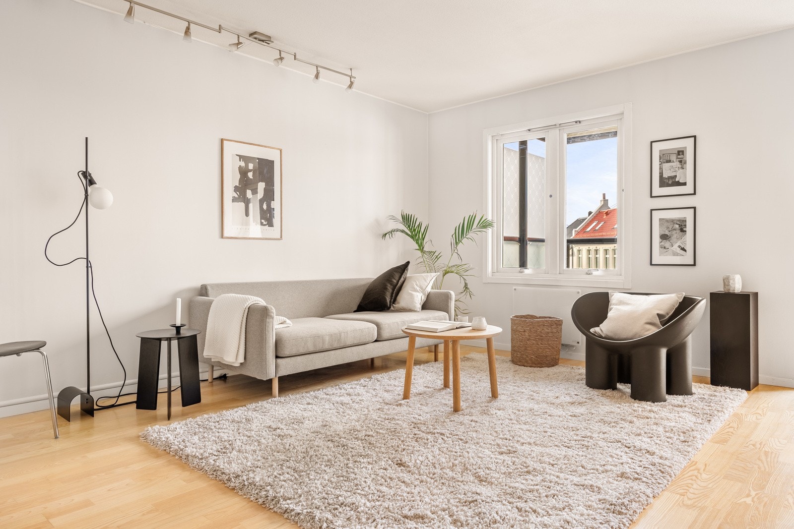 Den romslige stuen måler 36,3 kvm. Galleribilde