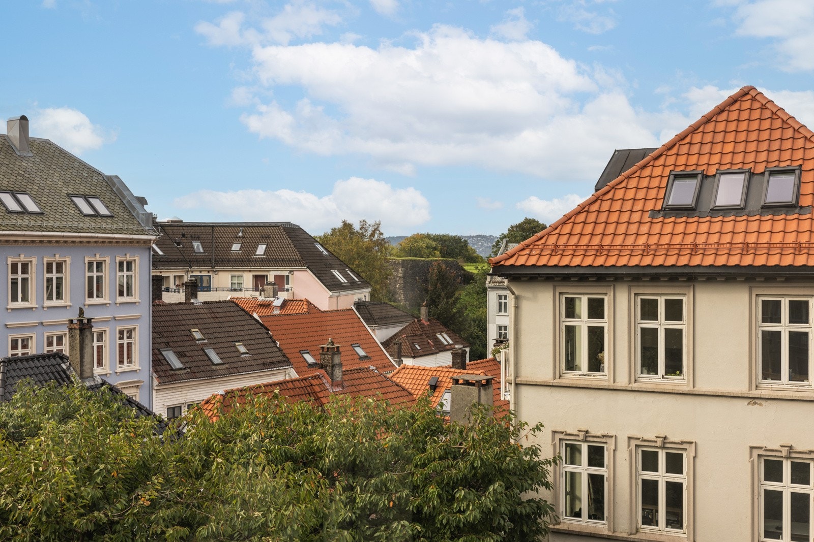 Dette er en lekker leilighet med en av de med best beliggenhet i borettslaget, og med en svært praktisk planløsning. Galleribilde