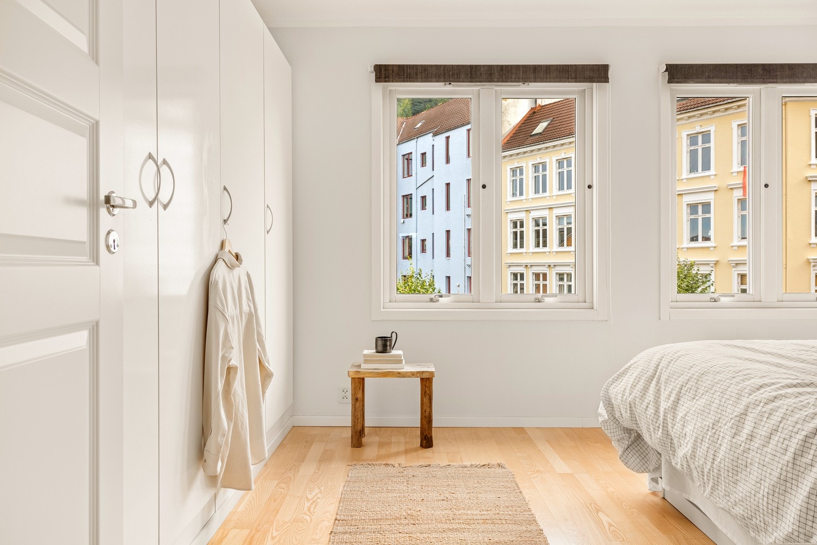 Leiligheten disponerer to romslige soverom med god plass til dobbeltseng og garderobeskap. Galleribilde