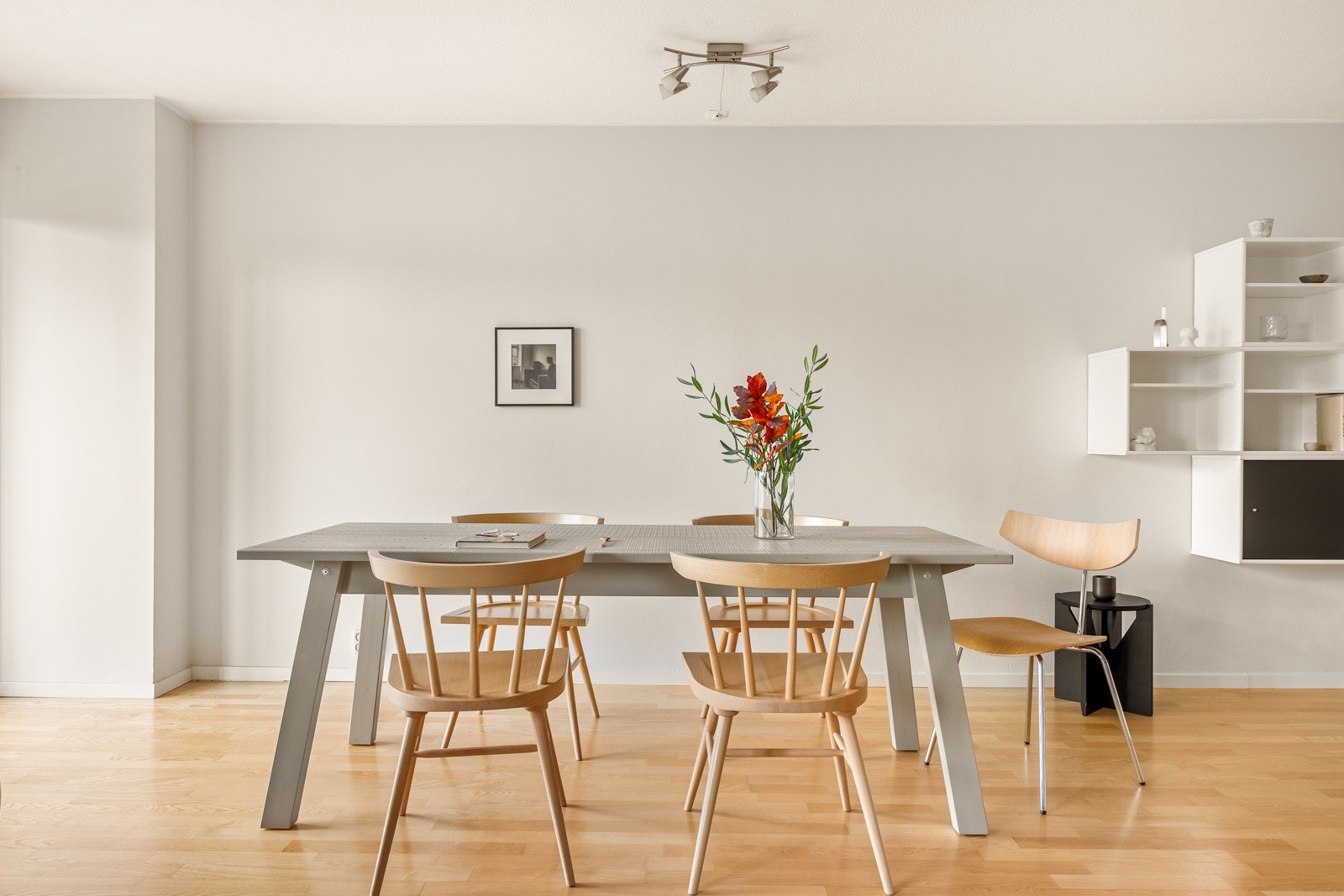 Den praktiske planløsningen gir god plass til å møblere med stort spisebord med plass til hele familien, i tillegg til sofagruppe. Galleribilde