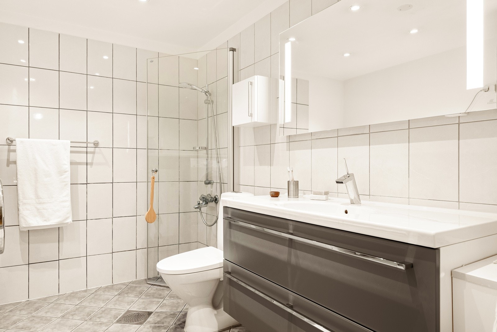 Badet måler 6,3 kvm og er sentralt plassert i leiligheten. Galleribilde