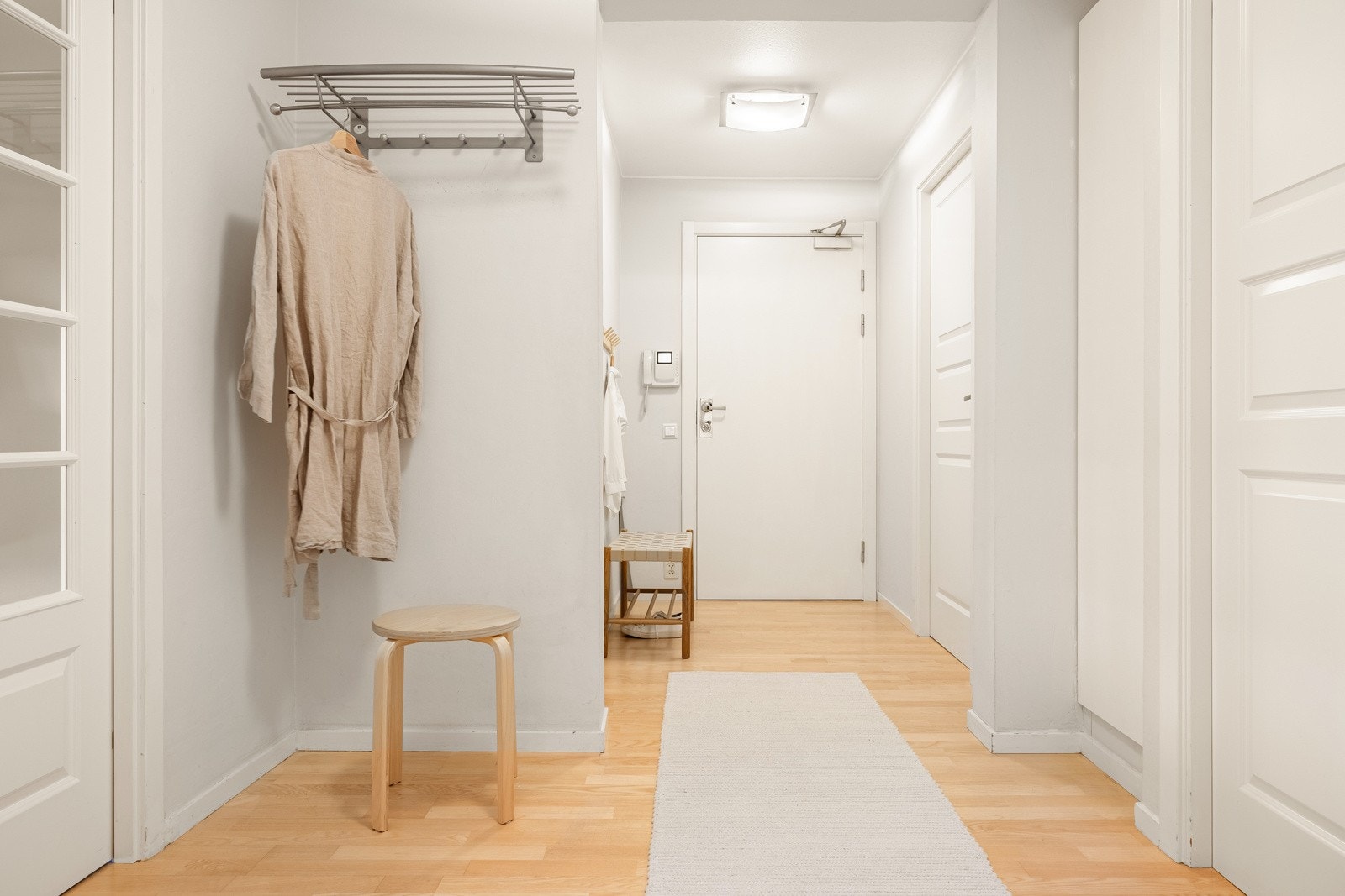 Entreen måler hele 8,7 kvm. Galleribilde