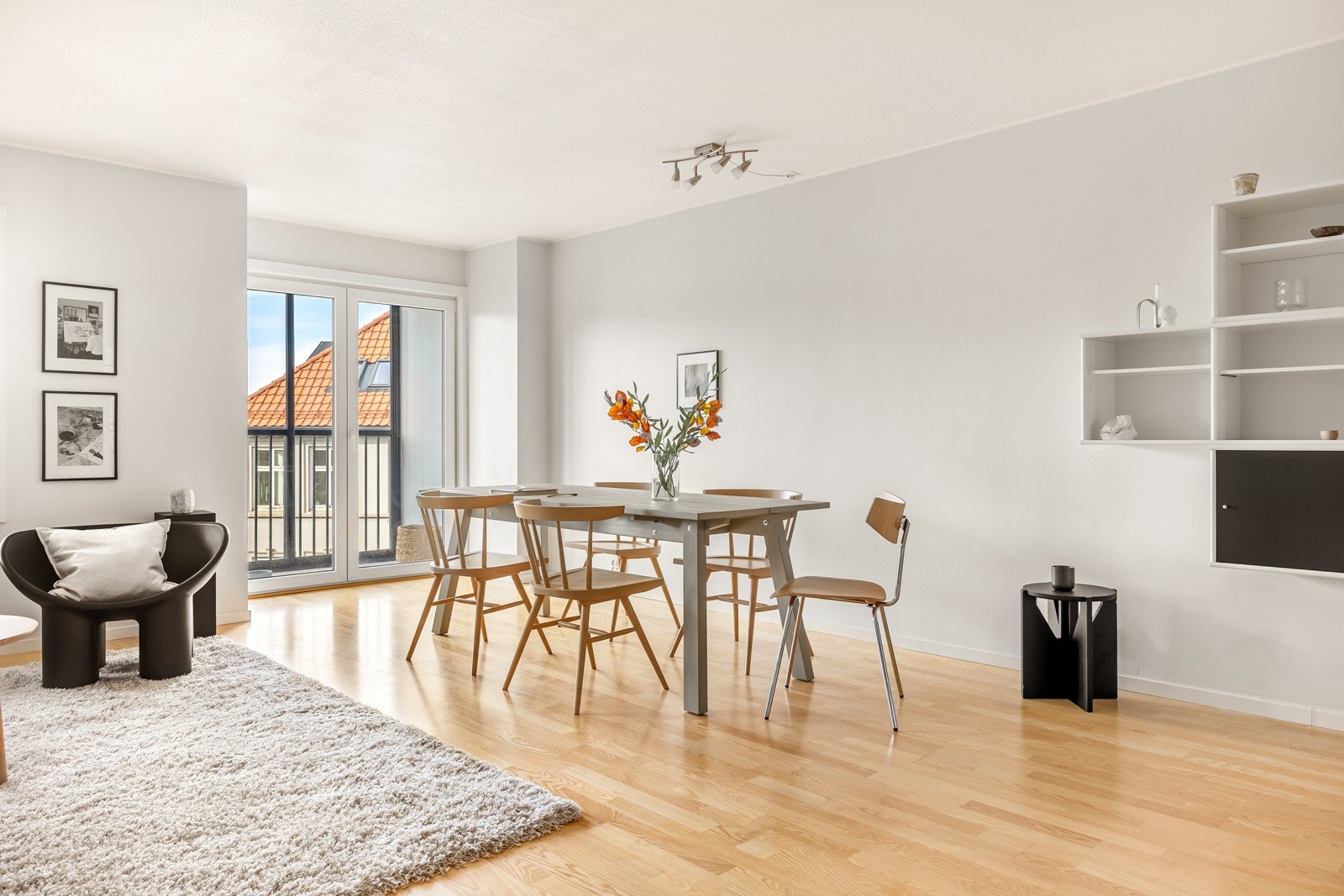 Fra stuen er det utgang til vinterhagen/innglassert balkong på 6,6 kvm. Galleribilde