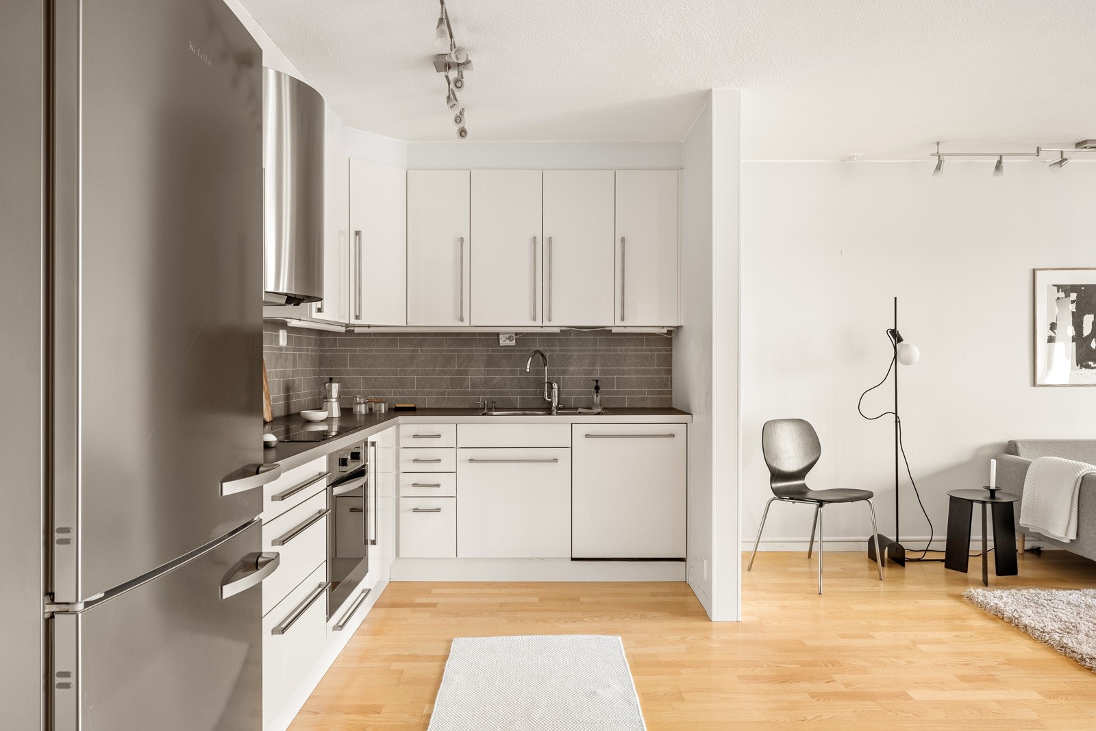 Av hvitevarer har du her oppvaskmaskin, induksjonstopp, stekeovn og et frittstående kombiskap med både kjøle- og frysedel. Galleribilde