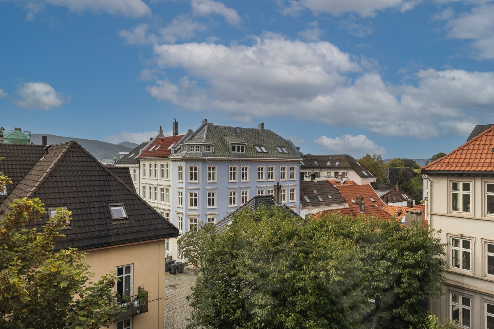 Fra balkongen har du flott utsikt bort til Sverresborg. Galleribilde