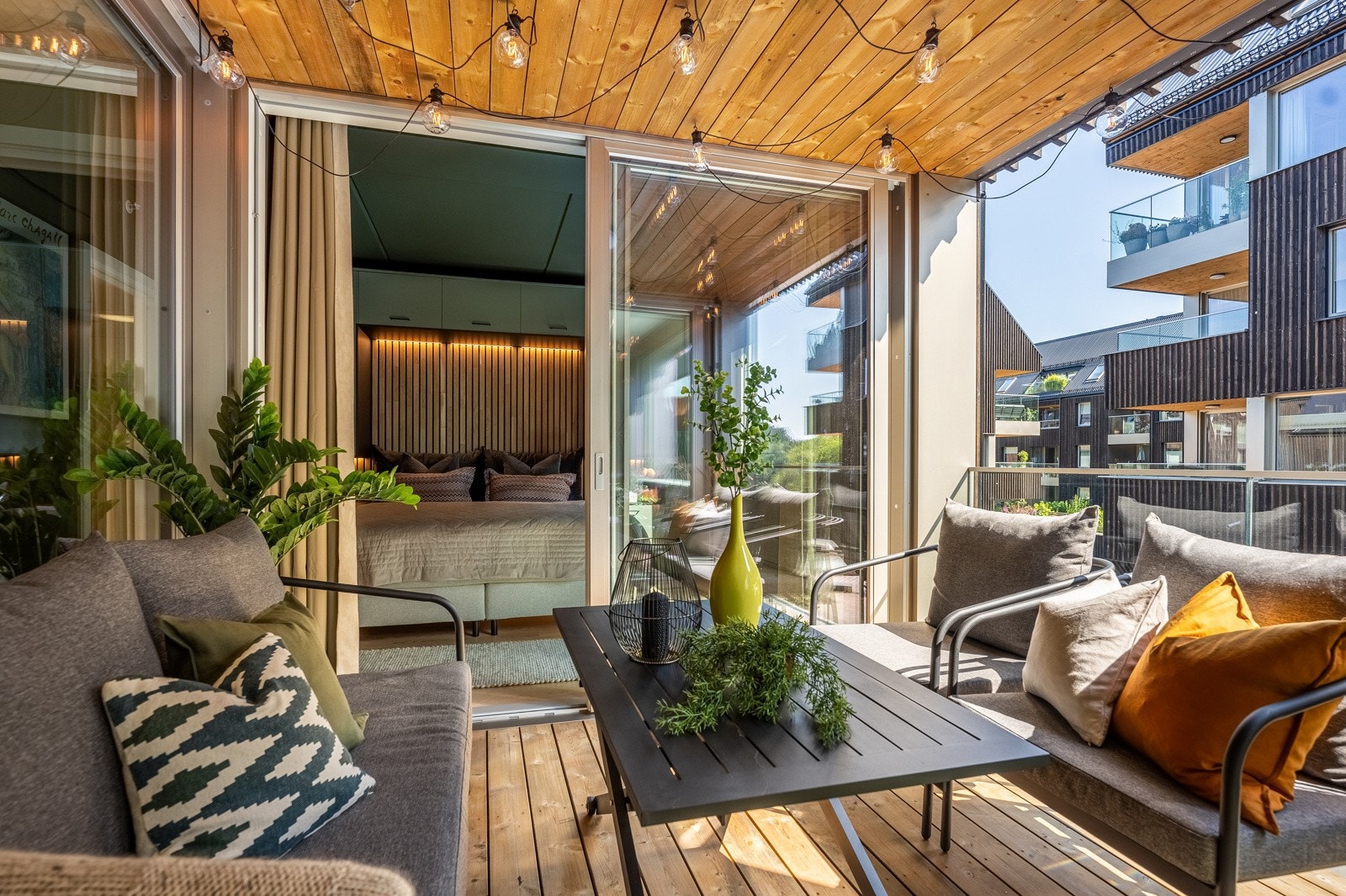 Balkongen utenfor stuen er overbygget og er på 8 kvm Galleribilde