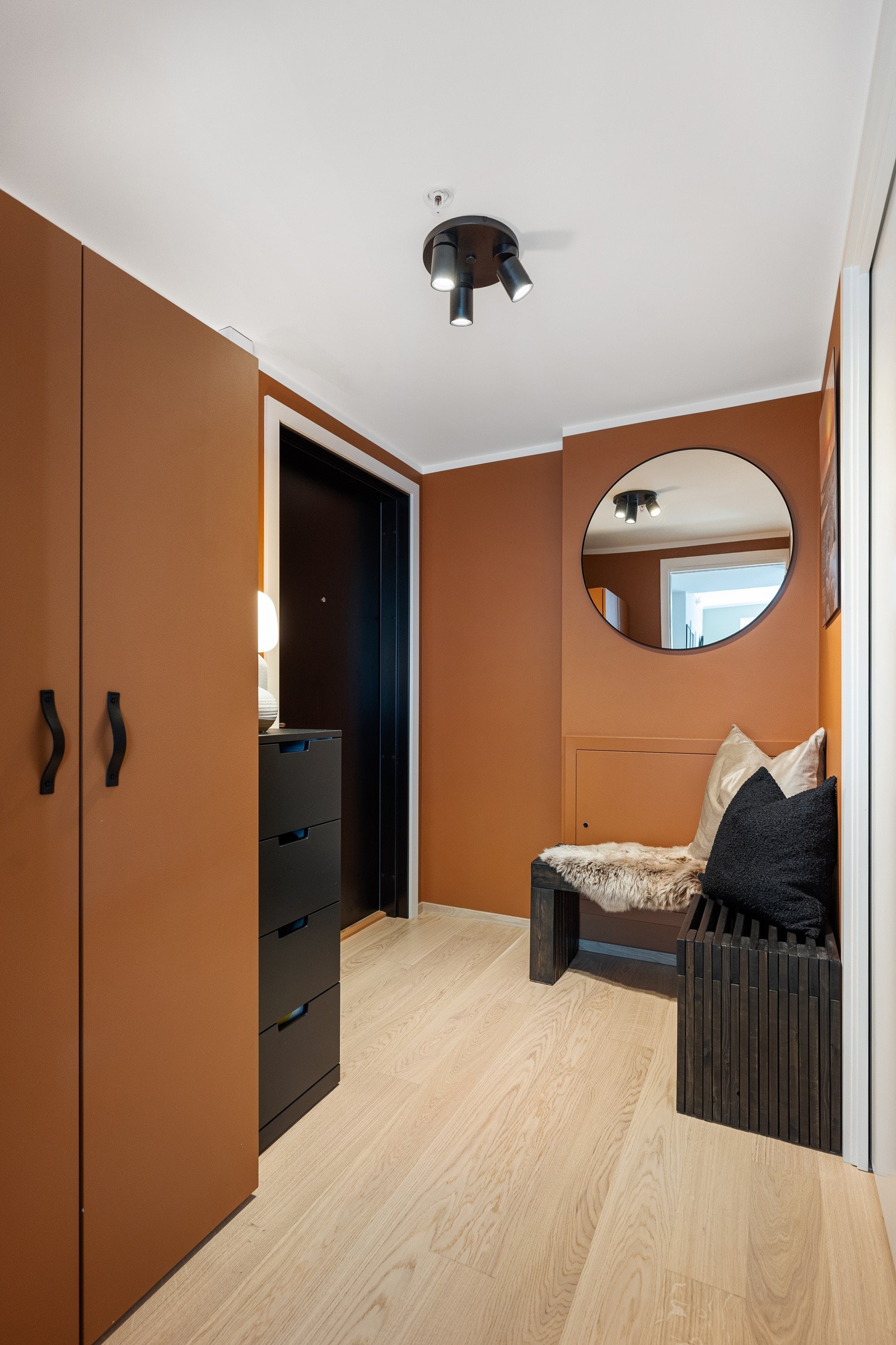 Garderobeskap sørger for oppbevaringsplass for ytterklær og sko. Galleribilde