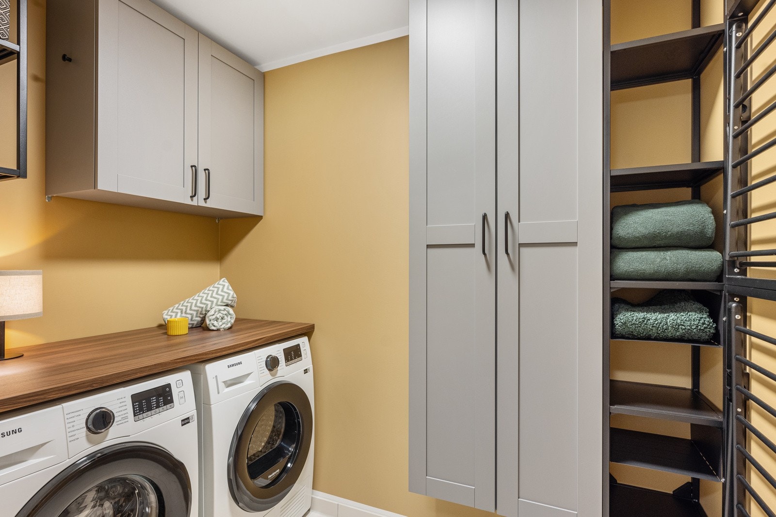 Med adkomst fra badet har man et praktisk vaskerom med god plass til lagring. Galleribilde