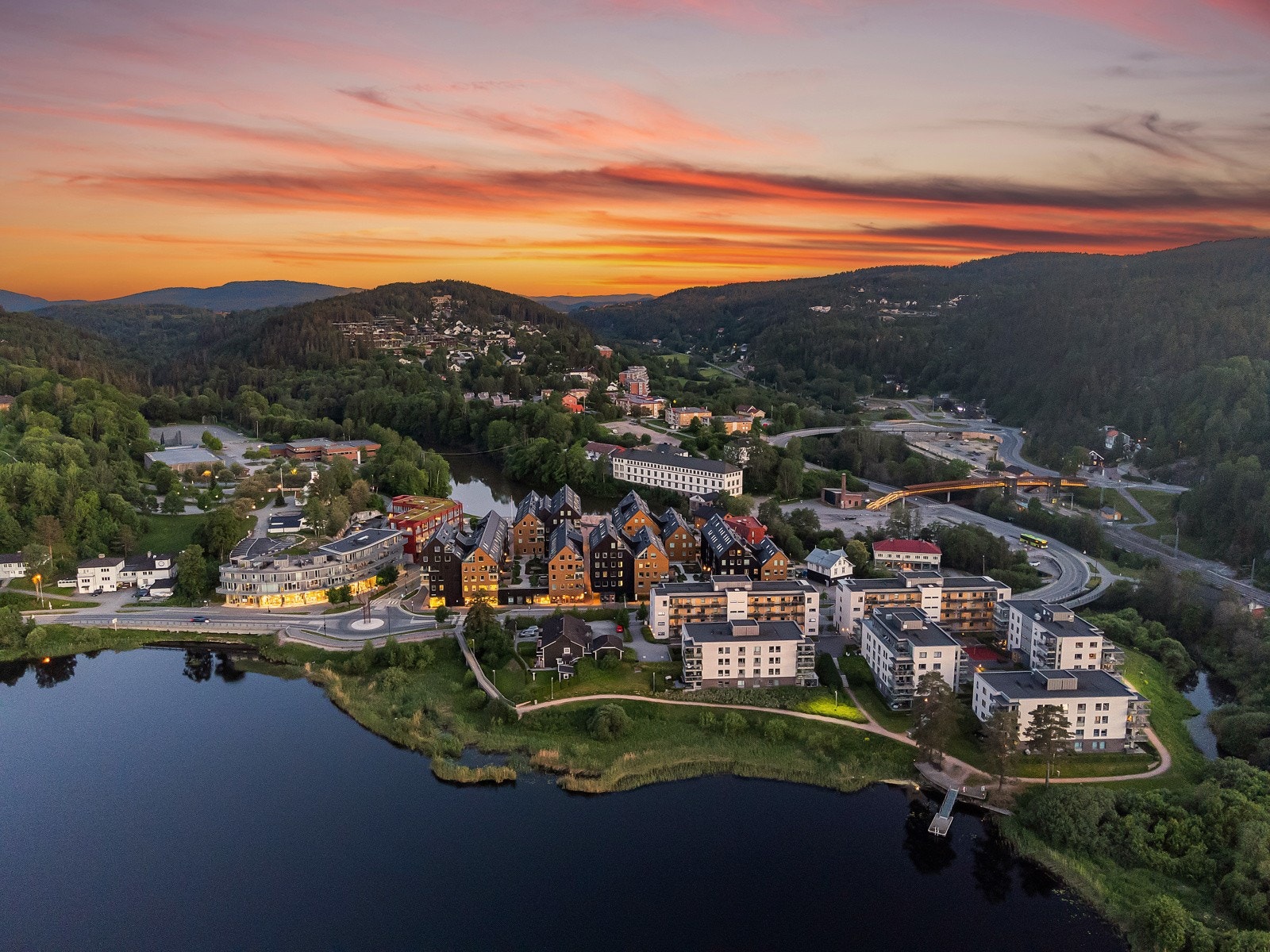 Heggedal har fått et levende og åpent sentrum med et pulserende liv. Galleribilde