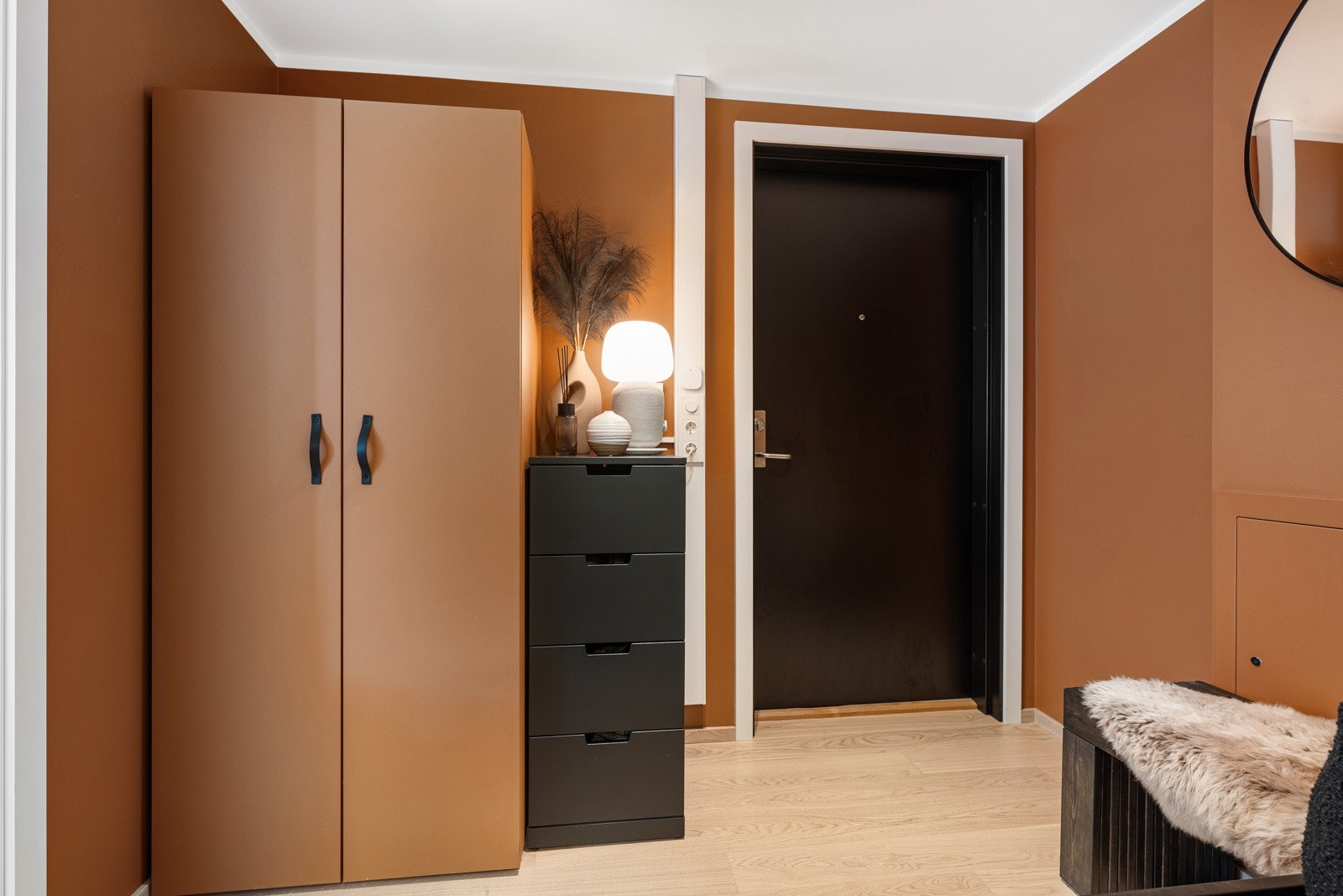 Vel inne i boligen møter vi en romslig entré. Galleribilde