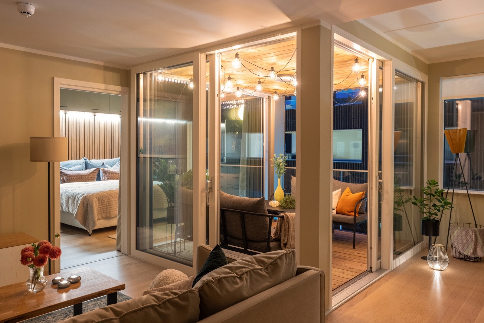 Åpent, lyst og luftig er stikkord for stuen. Galleribilde