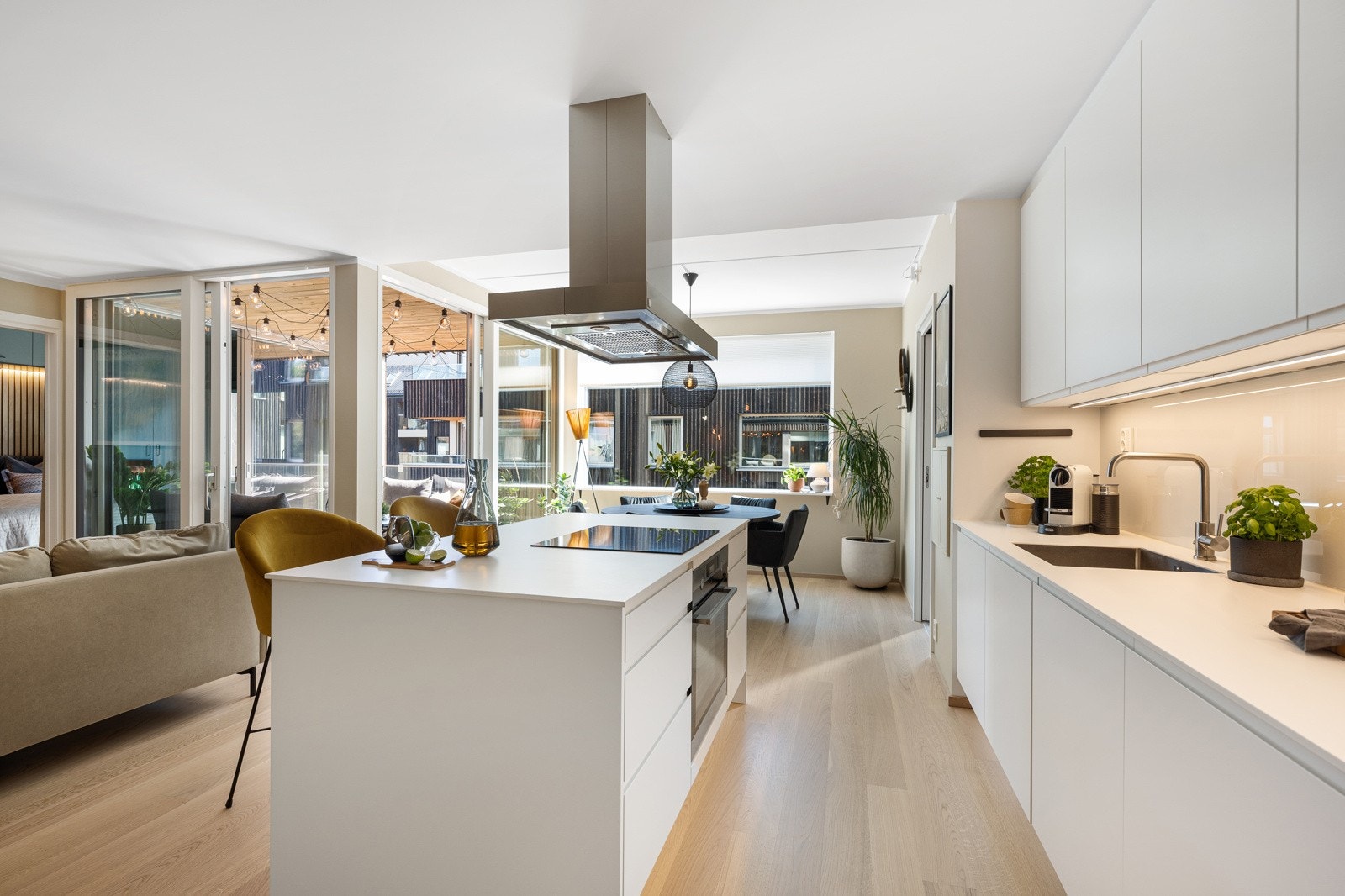 For den som er glad i sosiale sammenkomster har leiligheten gode sosiale soner med god plass til gjester. Galleribilde