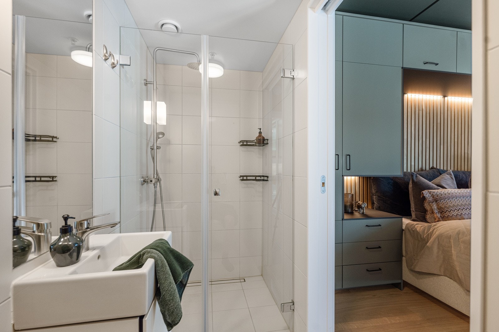 Det lekre badet tilknyttet hovedsoverommet har dusjnisje med regnfallsdusj, toalett og servant med skapinnredning. Galleribilde