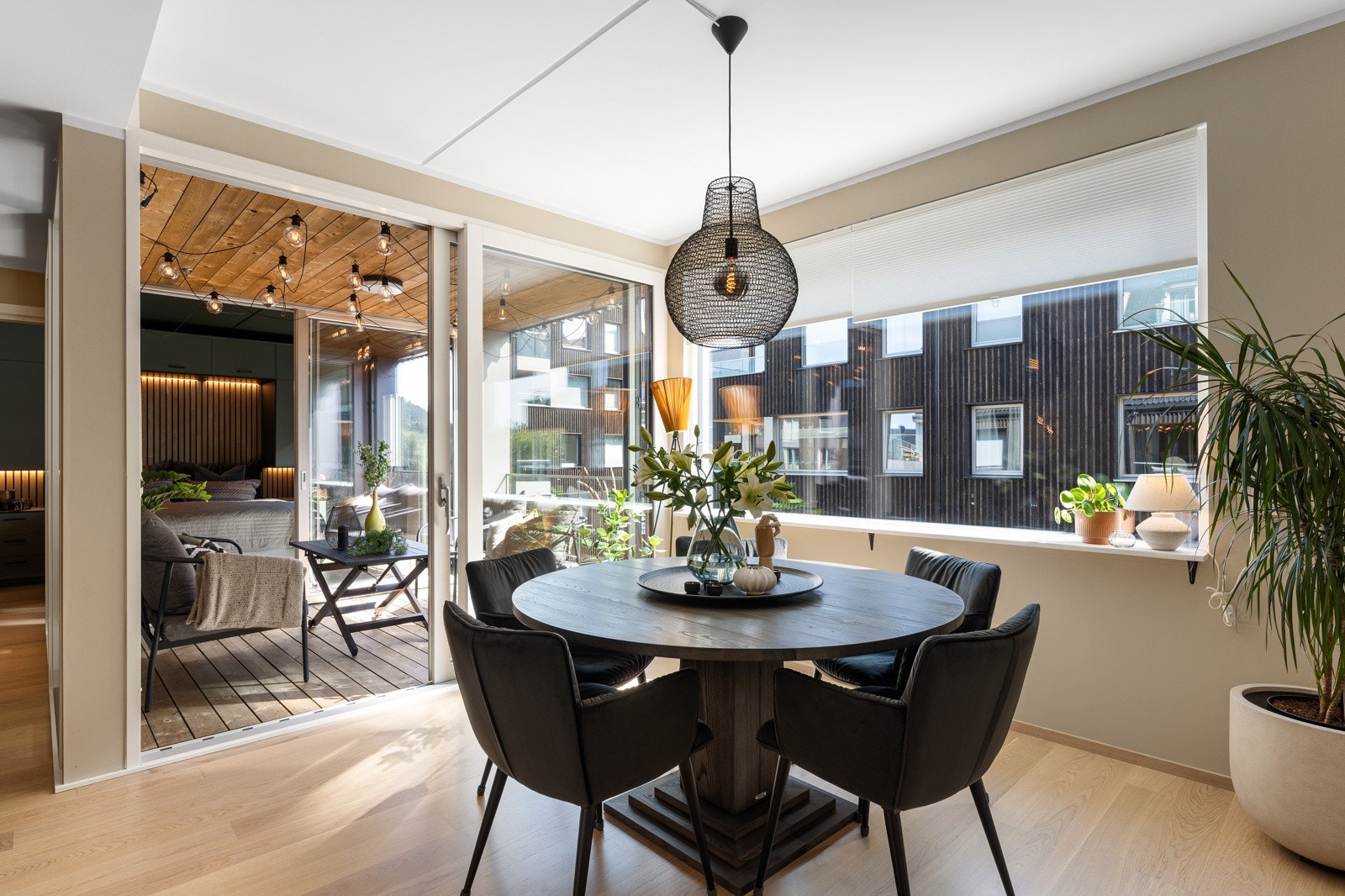 I dag er spisestuen innredet med et rundt spisebord som innbyr til hyggelige og sosiale middager. Galleribilde