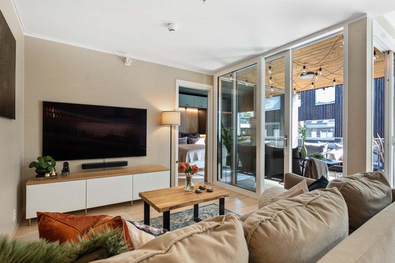 Stuedelen lar seg enkelt møblere med romslig sofagruppe. Galleribilde