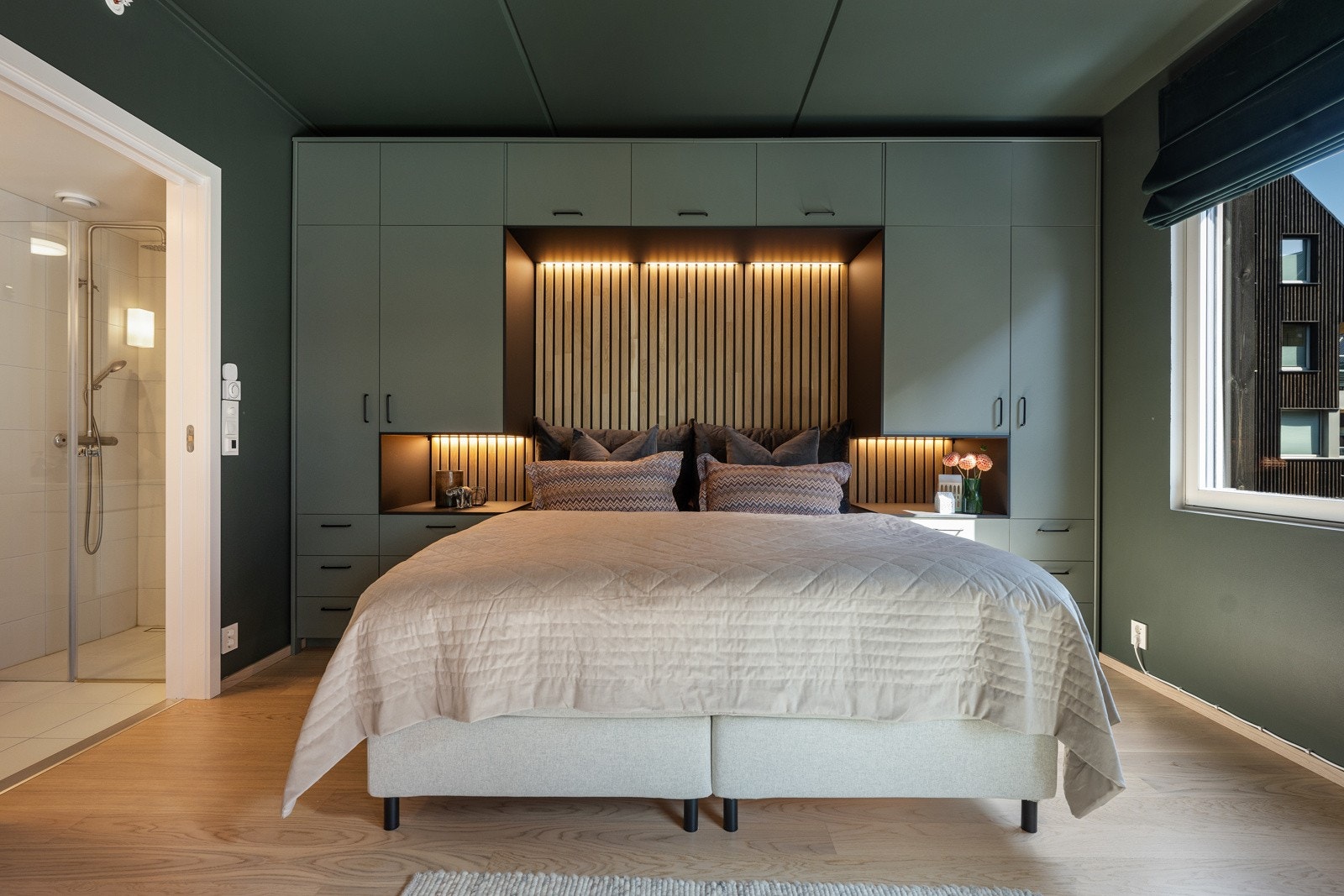 Hovedsoverommet har lys og luftig atmosfære samt god plass til dobbeltseng og garderobeløsning. Galleribilde