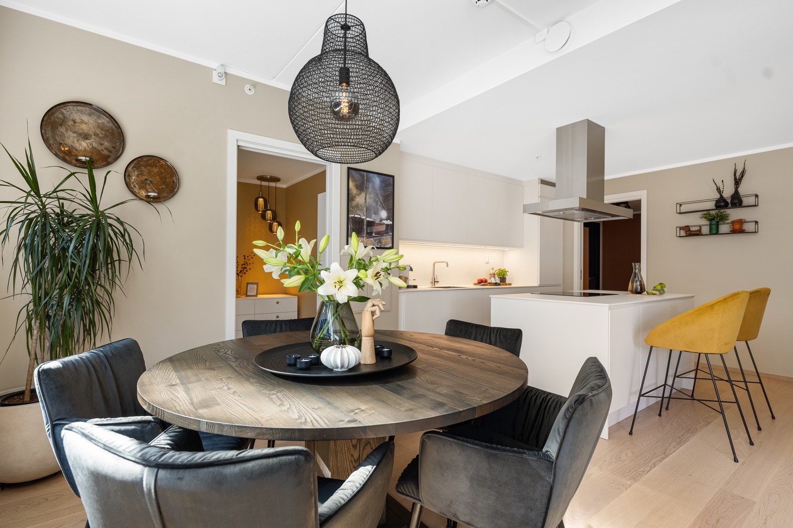 Den åpne planløsningen gjør at de ulike sonene glir naturlig over i hverandre og skaper et åpent og sosialt hjem. Galleribilde